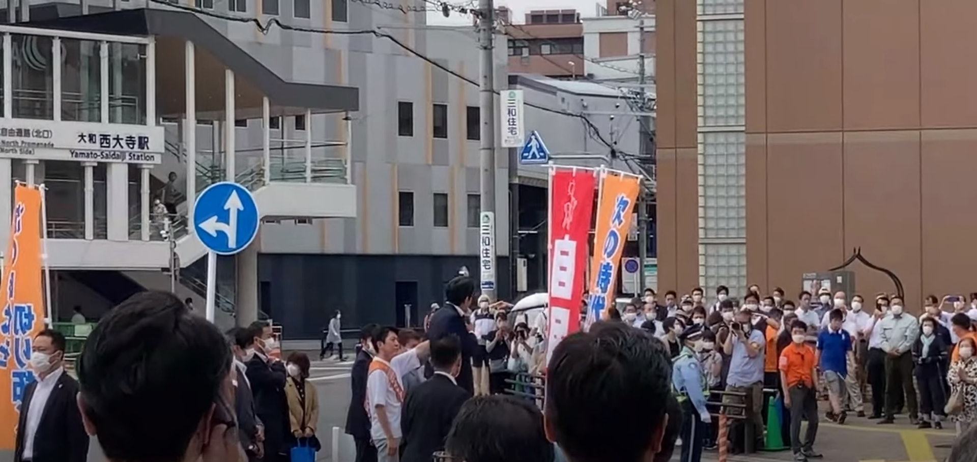 日本前首相安倍晉三在奈良發表演講時倒下，現場傳出槍聲。日本放送協會NHK報道，指安倍胸部中槍，被緊急送往醫院。現場影片可見，他中槍後現場一片混亂，疑為工作人員者在現場守護在旁。（YouTube@関西テレビNEWS）