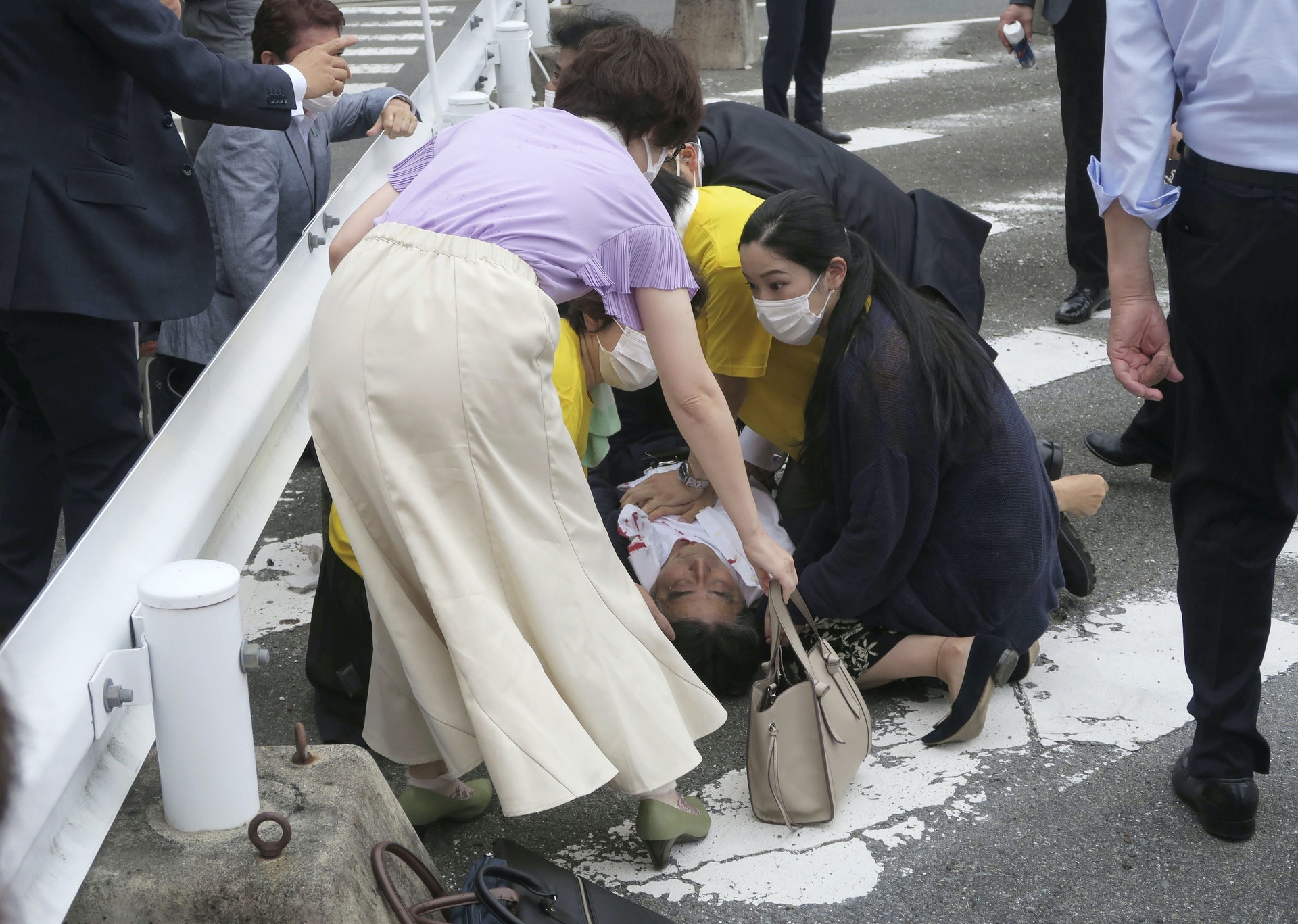 安倍晉三倒地並失去意識，現場所見有血跡。(AP)