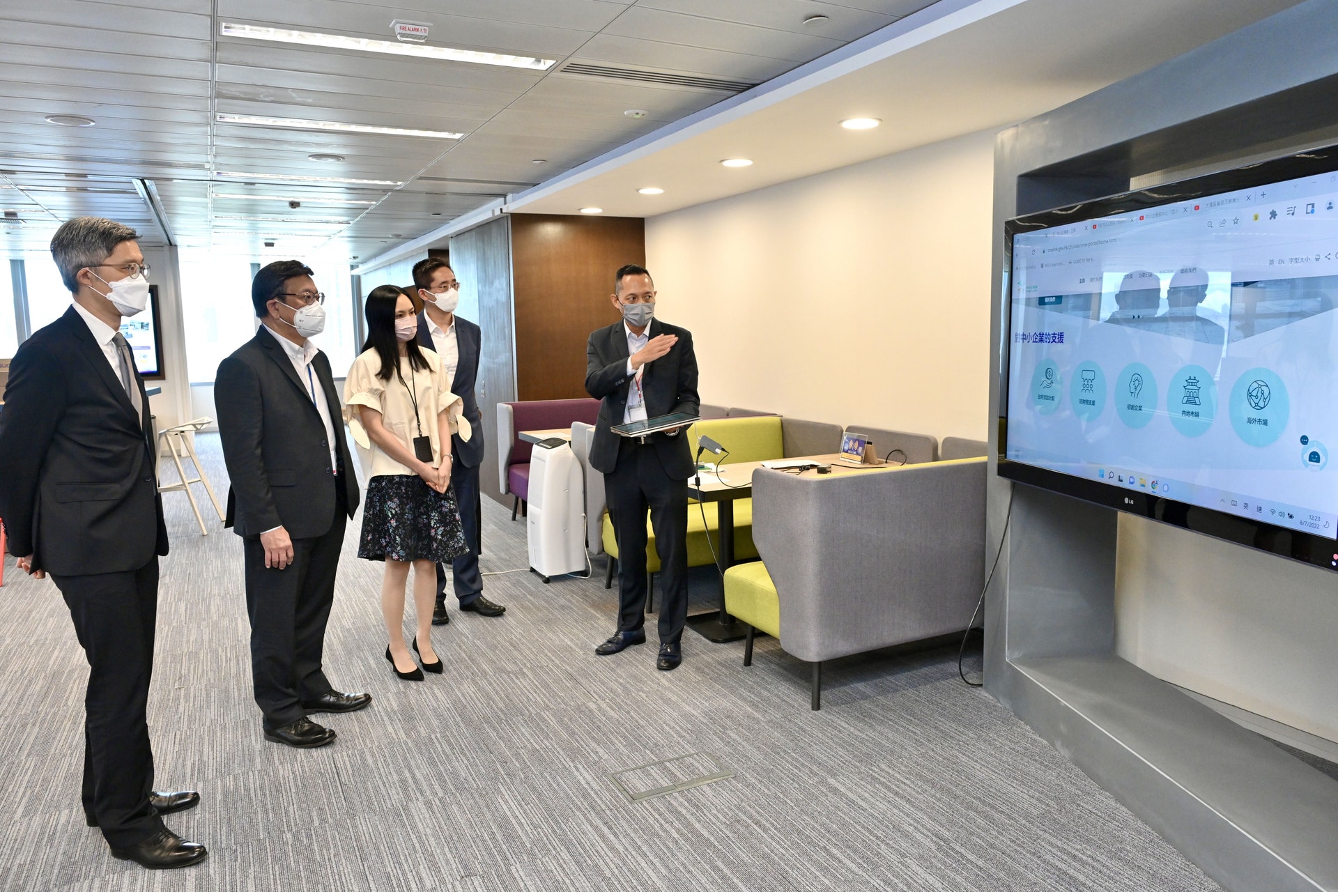 商經局局長丘應樺到訪工業貿易署和投資推廣署。(政府提供) 商經局局長丘應樺到訪工業貿易署和投資推廣署。(政府提供)