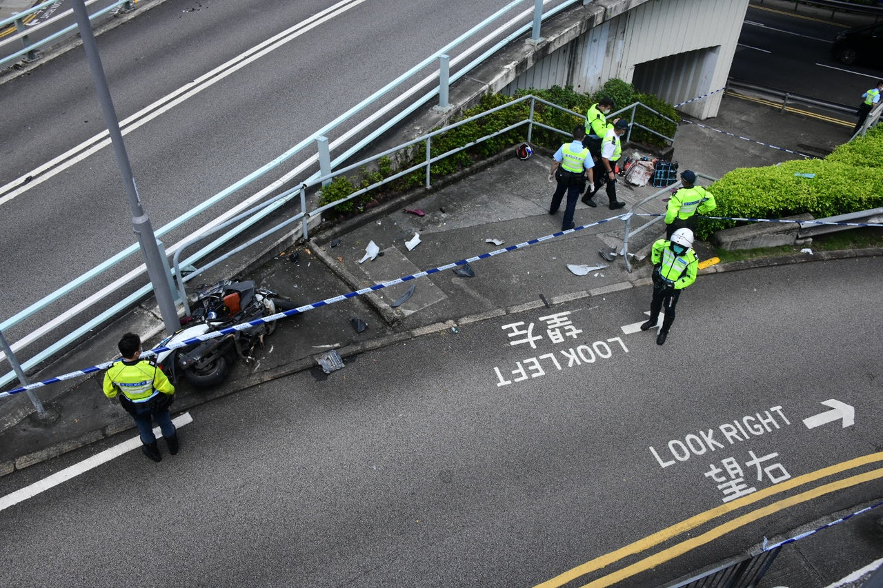 涉事電單車撞向燈柱後,鐵騎士被拋飛重創。 涉事電單車撞向燈柱後,鐵騎士被拋飛重創。