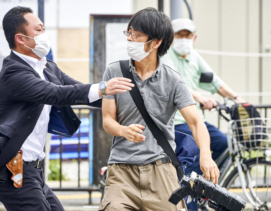 灰色衫的疑兇山上徹也在開槍後未有即時逃跑，被安倍的隨扈壓倒地上制服。他其後表示因為不滿安倍，所以想殺死他。（Katsuhiko Hirano／讀賣新聞 via 美聯社）