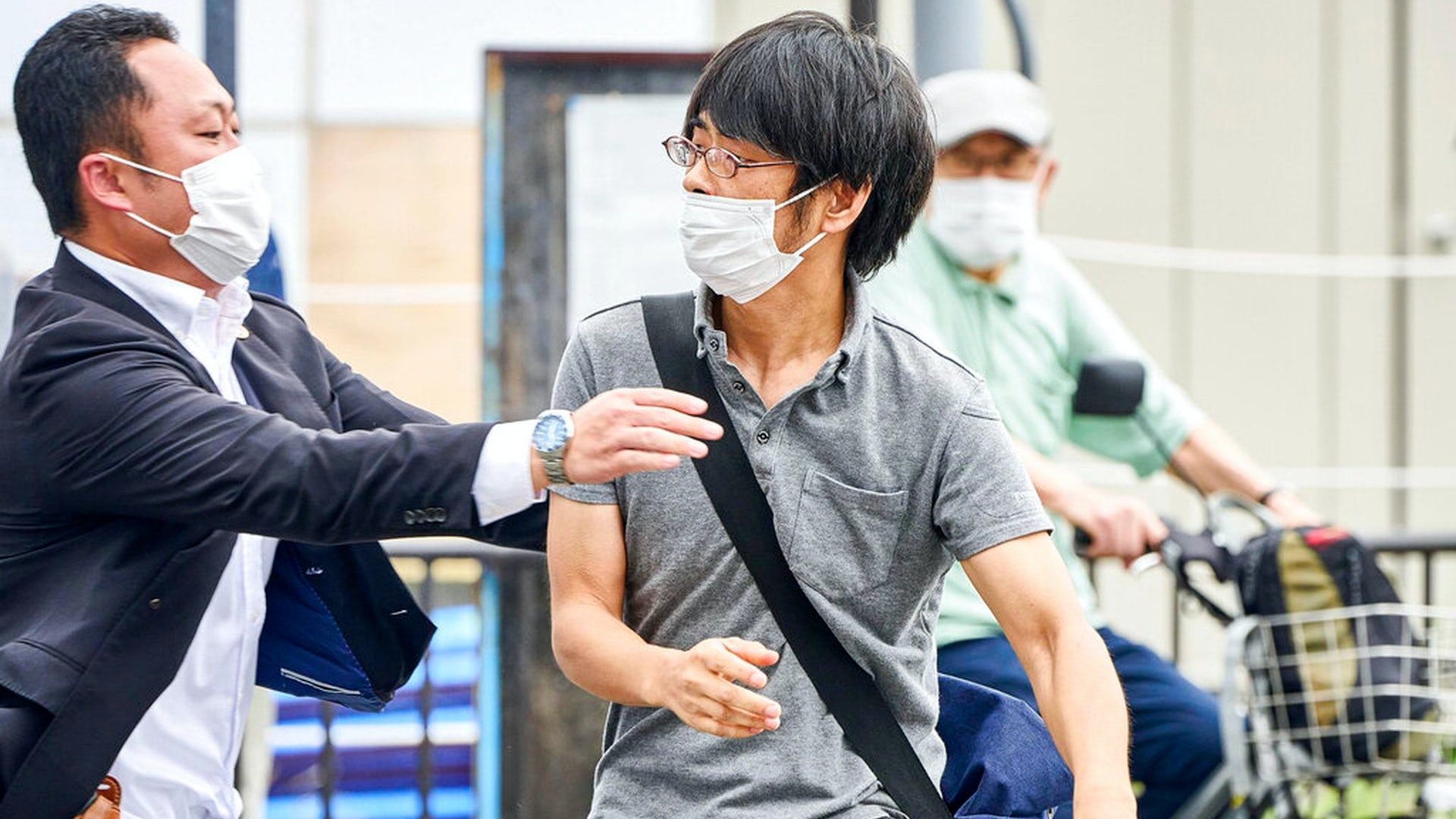 安倍晉三遇刺:圖為2022年7月8日,日本西部奈良的槍擊現場附近,手持武器的41歲疑兇山上徹也當場被捕。(AP) 安倍晉三遇刺:圖為2022年7月8日,日本西部奈良的槍擊現場附近,手持武器的41歲疑兇山上徹也當場被捕。(AP)
