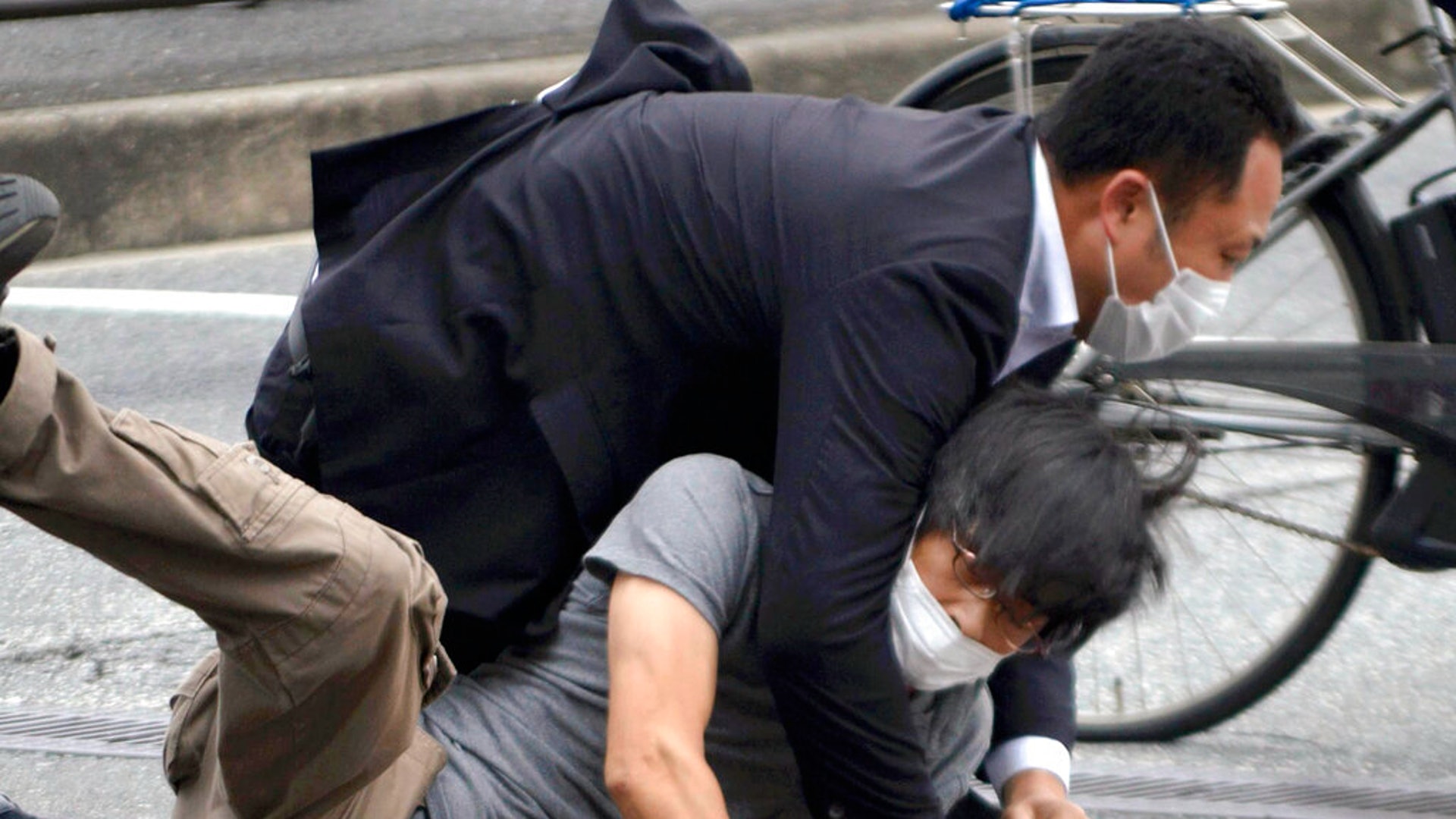 安倍晉三遇刺:圖為2022年7月8日,日本西部奈良的槍擊現場附近,手持武器的41歲疑兇山上徹也當場被捕。(AP) 安倍晉三遇刺:圖為2022年7月8日,日本西部奈良的槍擊現場附近,手持武器的41歲疑兇山上徹也當場被捕。(AP)