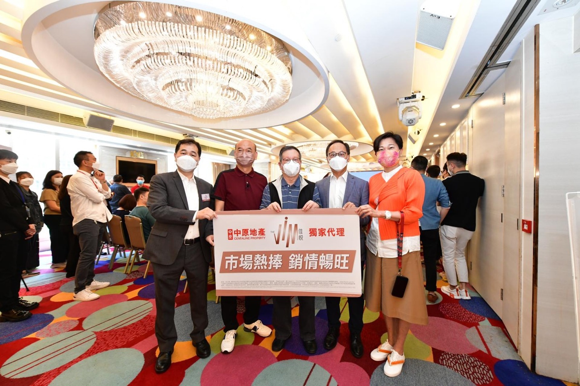 左起:佳寧娜地產董事總經理兼項目負責人尹德輝、中原地產亞太區副主席兼住宅部總裁陳永傑、佳寧娜集團主席馬介欽、宏達控股董事蔡少洲及中原地產九龍董事劉瑛琳 左起:佳寧娜地產董事總經理兼項目負責人尹德輝、中原地產亞太區副主席兼住宅部總裁陳永傑、佳寧娜集團主席馬介欽、宏達控股董事蔡少洲及中原地產九龍董事劉瑛琳