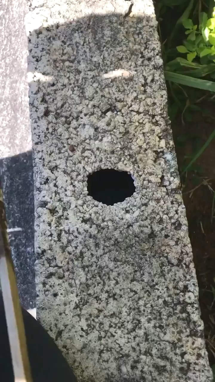 這故事發生在巴西，早前媽媽讓小兒子拿著鑰匙，沒想到他卻不小心地將鑰匙掉到小洞中。（facebook@Luh Meira）