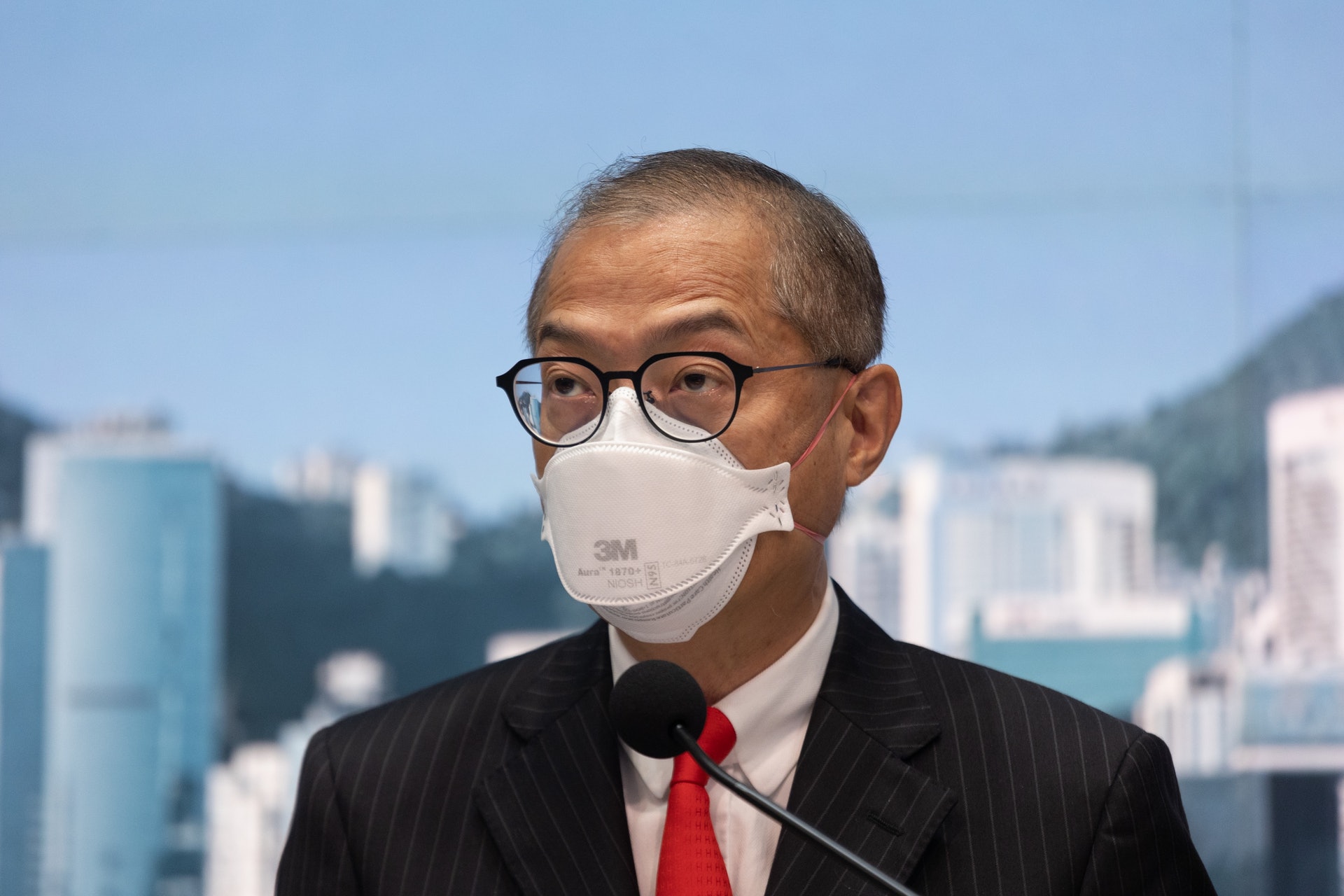醫務衞生局局長盧寵茂在7月11日疫情記者會公布,政府將推進更精準抗疫措施,尤其考慮安心出行程式實名制,及引入紅、黃碼概念,更精準抗疫。(梁鵬威攝) 醫務衞生局局長盧寵茂在7月11日疫情記者會公布,政府將推進更精準抗疫措施,尤其考慮安心出行程式實名制,及引入紅、黃碼概念,更精準抗疫。(梁鵬威攝)