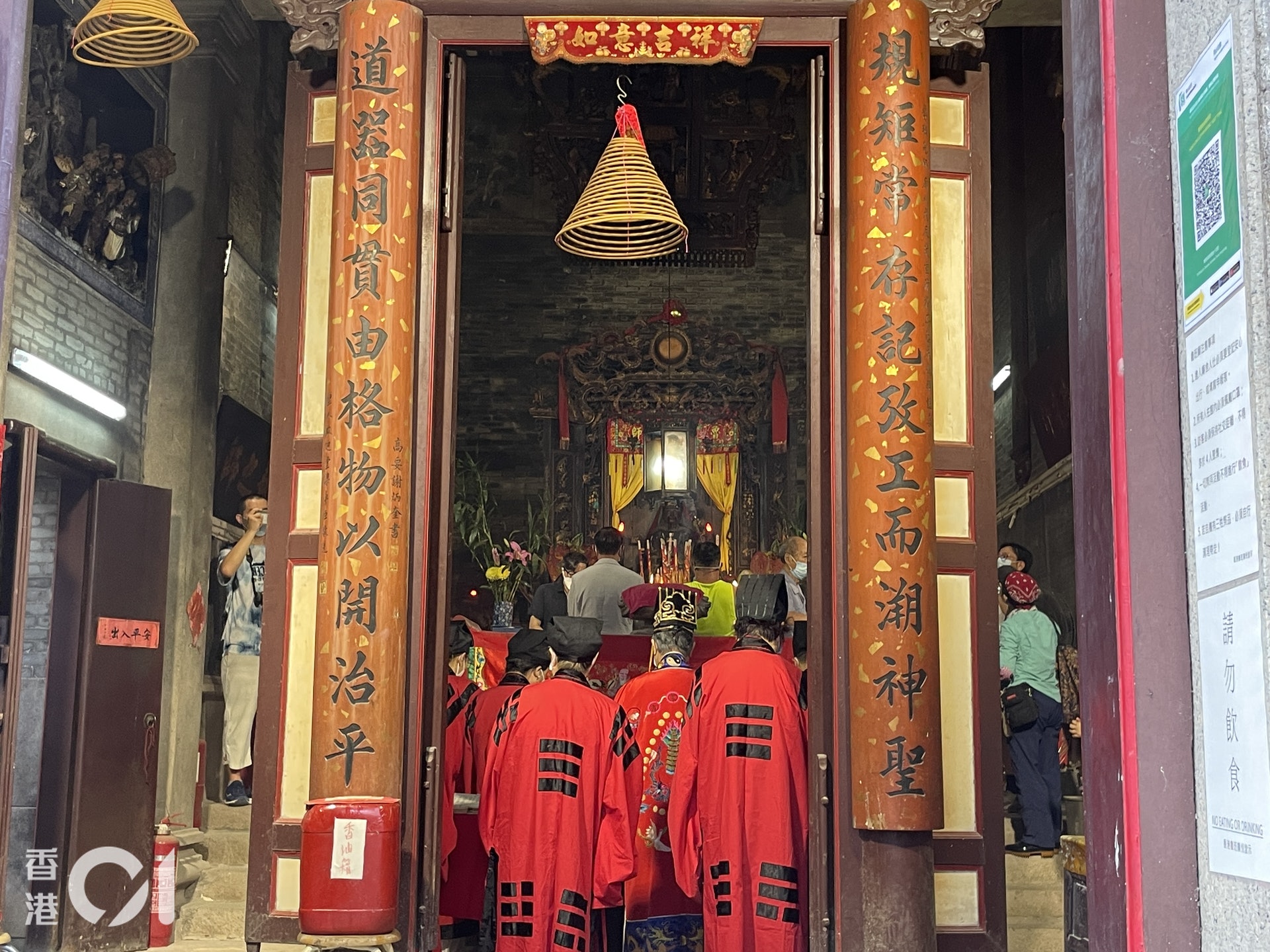 今日(11日)是魯班先師寶誕,為追思及祈福蔭以求工作順利,三行(木 工/打石/泥水)同業於這天結伴上魯班先師廟廟堂祭祀。(鄭嘉惠攝) 今日(11日)是魯班先師寶誕,為追思及祈福蔭以求工作順利,三行(木 工/打石/泥水)同業於這天結伴上魯班先師廟廟堂祭祀。(鄭嘉惠攝)