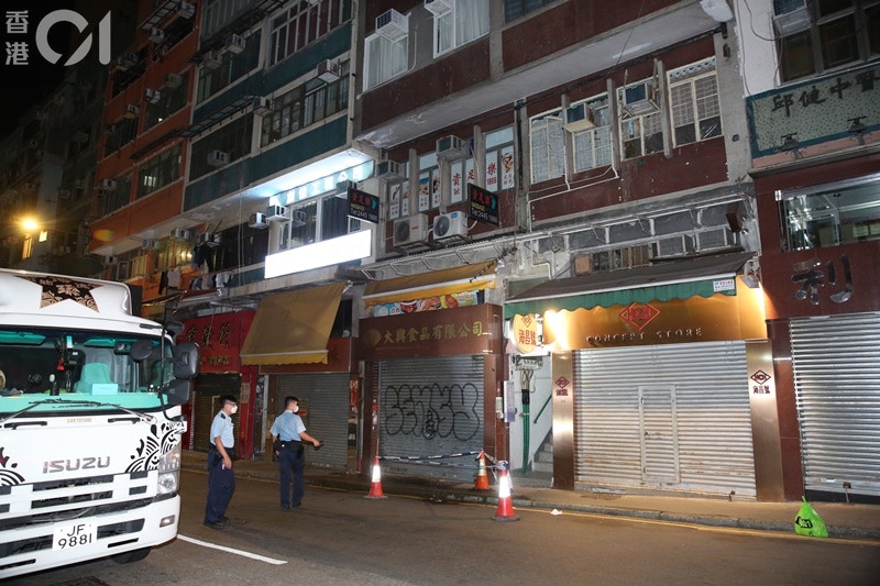 警方檢走無線耳機調查。(陳永武攝)