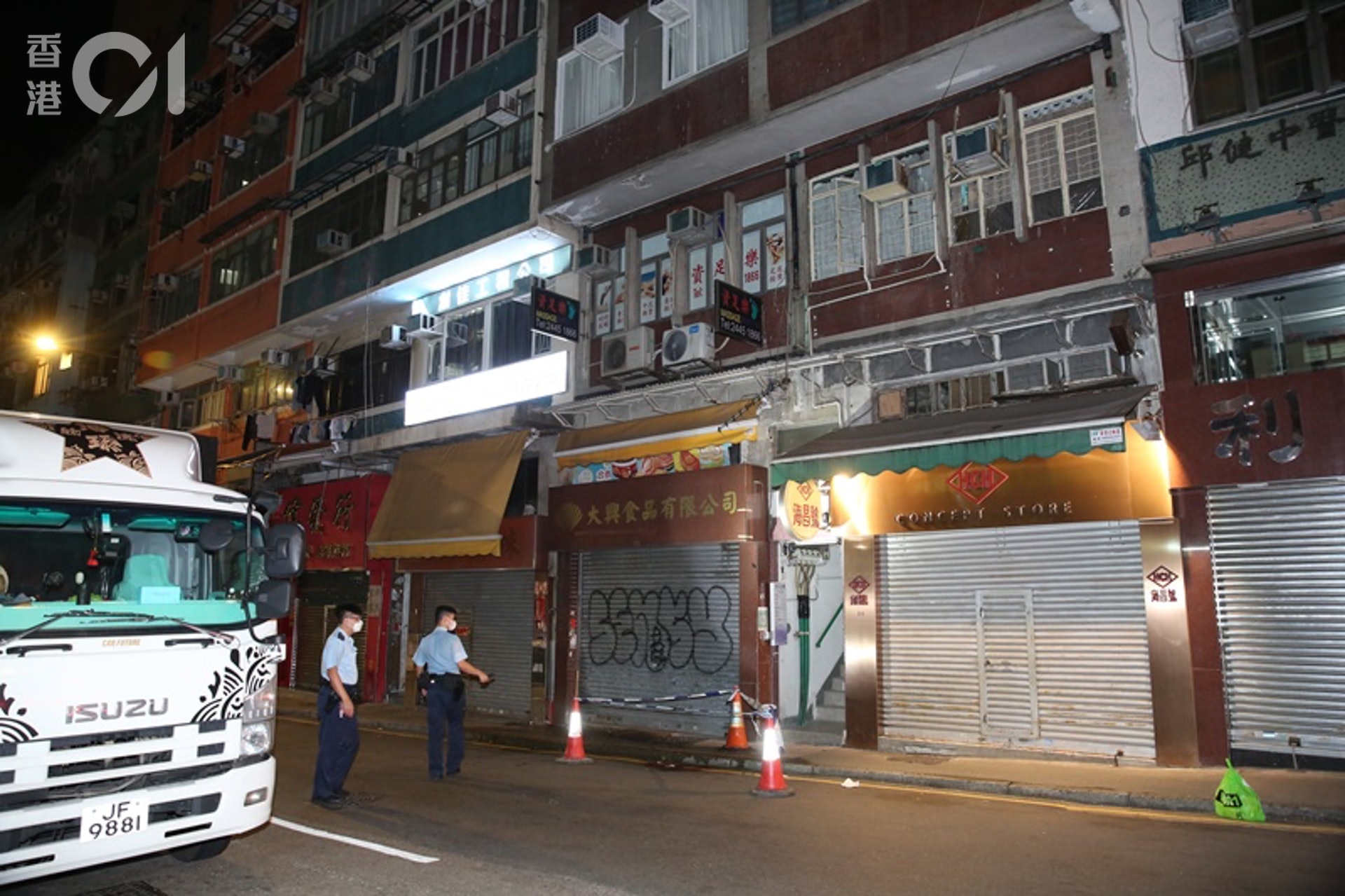 警方檢走無線耳機調查。(陳永武攝)