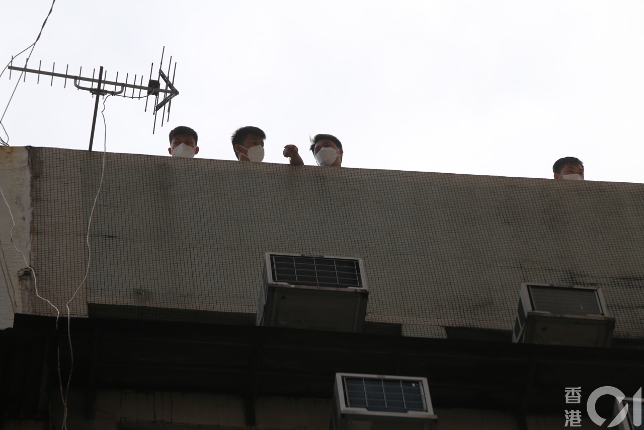 西環26歲男子攀窗撿AirPods墮樓斃命，CID到場翻查閉路電視。（麥鍵瀧攝）