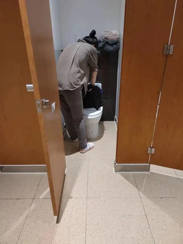 阿芬躲在上海虹橋火車站洗手間。（騰訊）