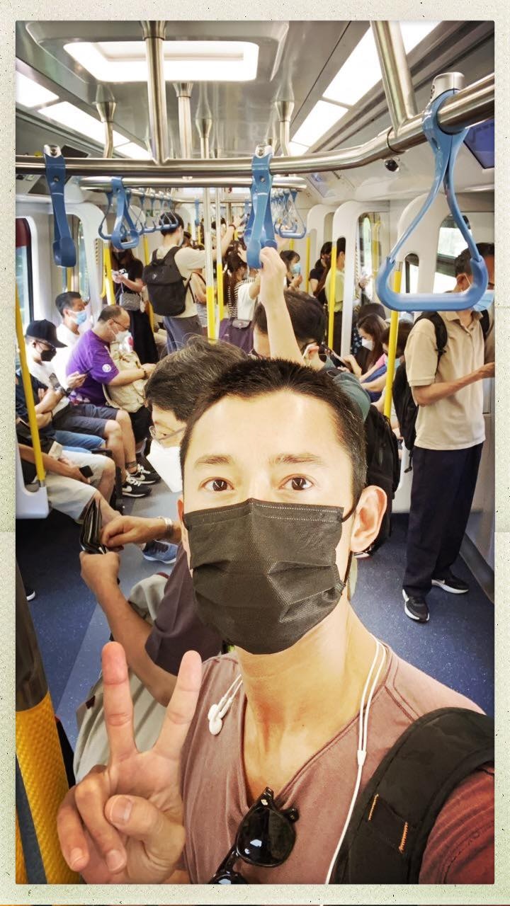 吳慷仁用八達通搭港鐵。（Facebook/@吳慷仁Kang Ren Wu）