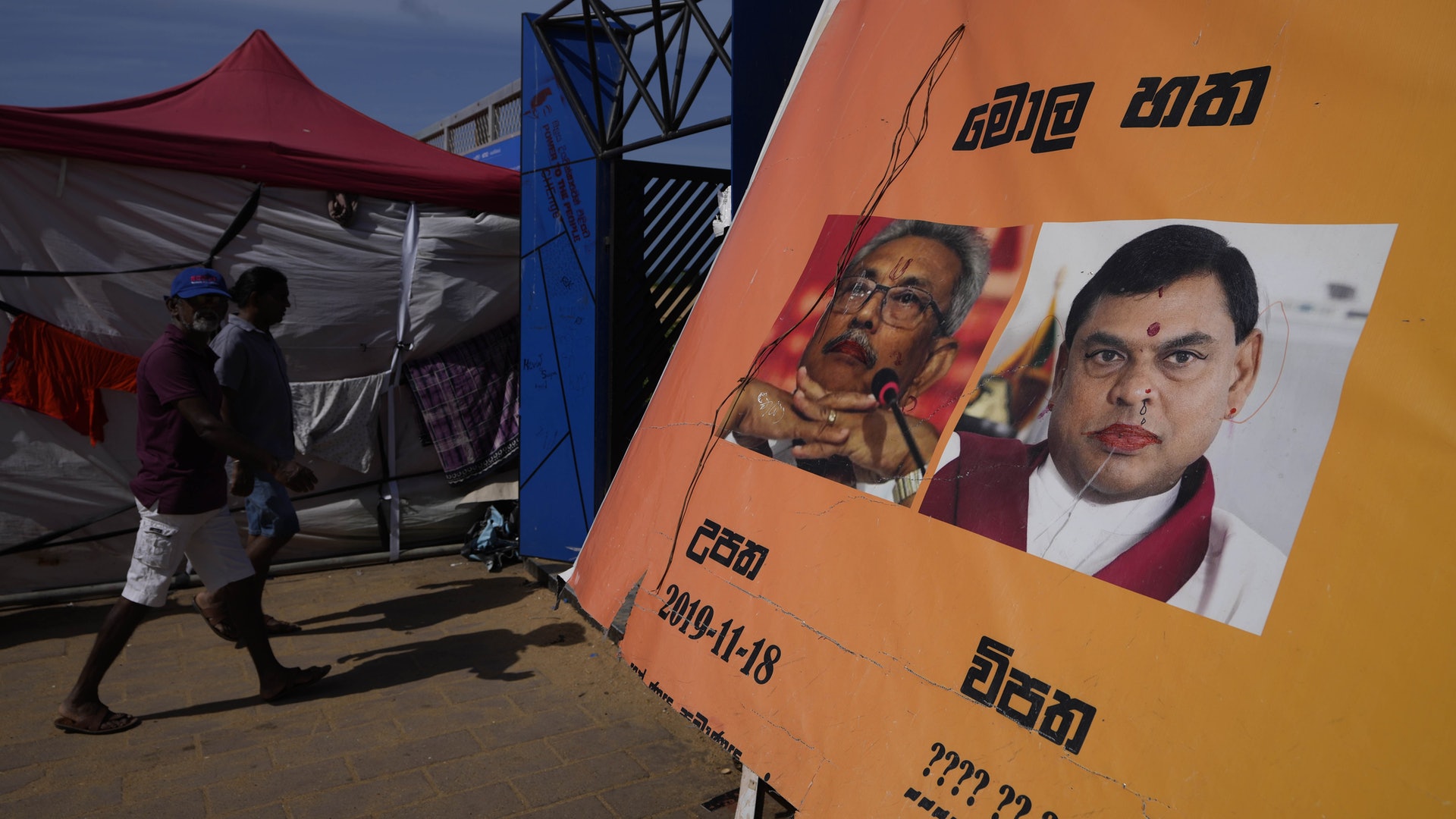 斯里蘭卡:圖為2022年7月12日,斯里蘭卡科倫坡總統辦公室外貼有總統拉賈帕克薩和前財長巴西爾·拉賈帕克薩的照片,它們已被民眾塗污。(AP) 斯里蘭卡:圖為2022年7月12日,斯里蘭卡科倫坡總統辦公室外貼有總統拉賈帕克薩和前財長巴西爾·拉賈帕克薩的照片,它們已被民眾塗污。(AP)