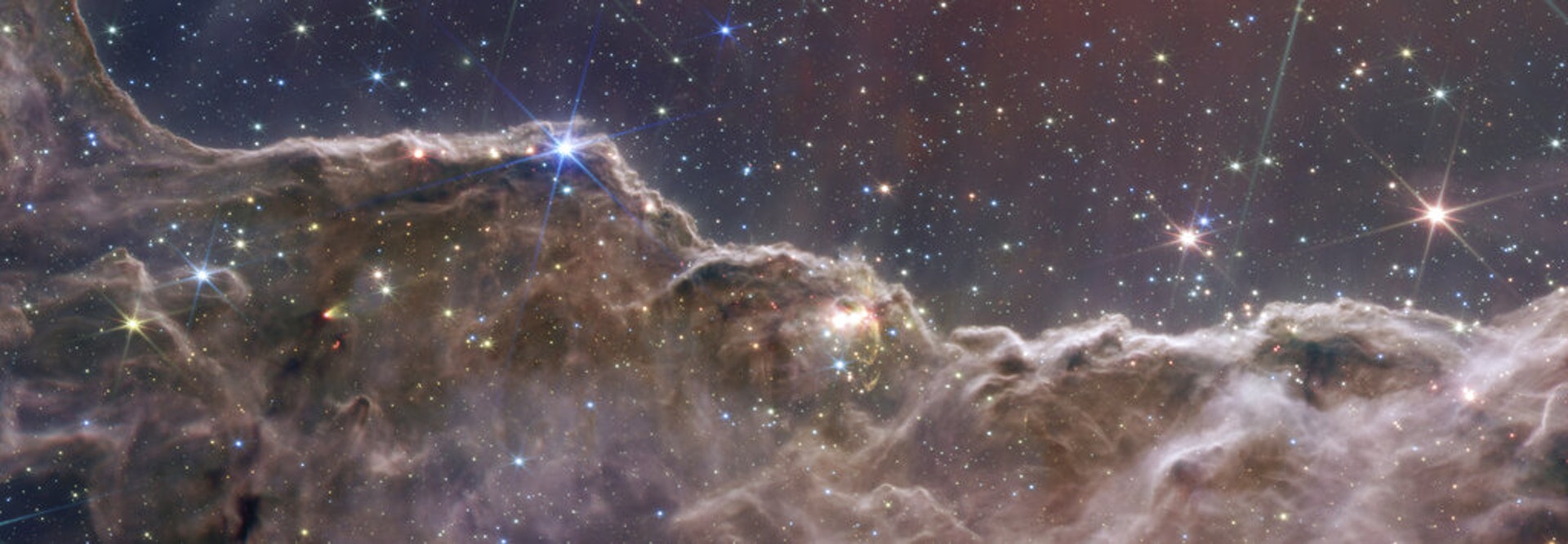 距離地球7600光年的「船底座星雲」,其絢麗、巨大且明亮的星雲相當吸引人,其豐富的內讓容研究人員可以辨別出新生恆星中噴出的氣泡、噴流以及數百顆以前從未見過的恆星。(美聯社) 距離地球7600光年的「船底座星雲」,其絢麗、巨大且明亮的星雲相當吸引人,其豐富的內讓容研究人員可以辨別出新生恆星中噴出的氣泡、噴流以及數百顆以前從未見過的恆星。(美聯社)