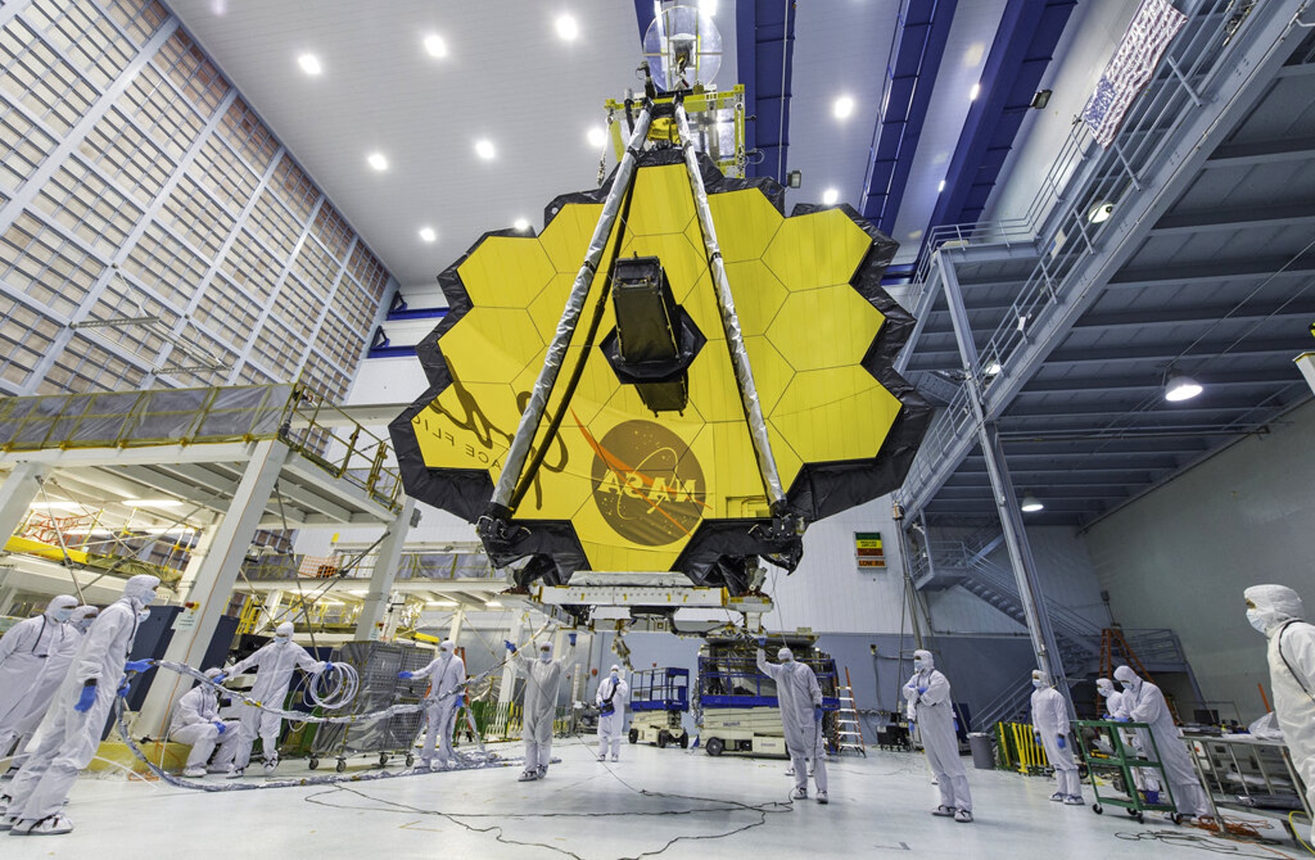 去年12月25日發射、價值100億美元的詹姆斯韋伯太空望遠鏡(James Webb Telescope)被視為著名的哈伯太空望遠鏡(Hubble Space Telescope)的繼任者,此次收集太空景象也標誌著其科學行動的正式開展。(美聯社) 去年12月25日發射、價值100億美元的詹姆斯韋伯太空望遠鏡(James Webb Telescope)被視為著名的哈伯太空望遠鏡(Hubble Space Telescope)的繼任者,此次收集太空景象也標誌著其科學行動的正式開展。(美聯社)
