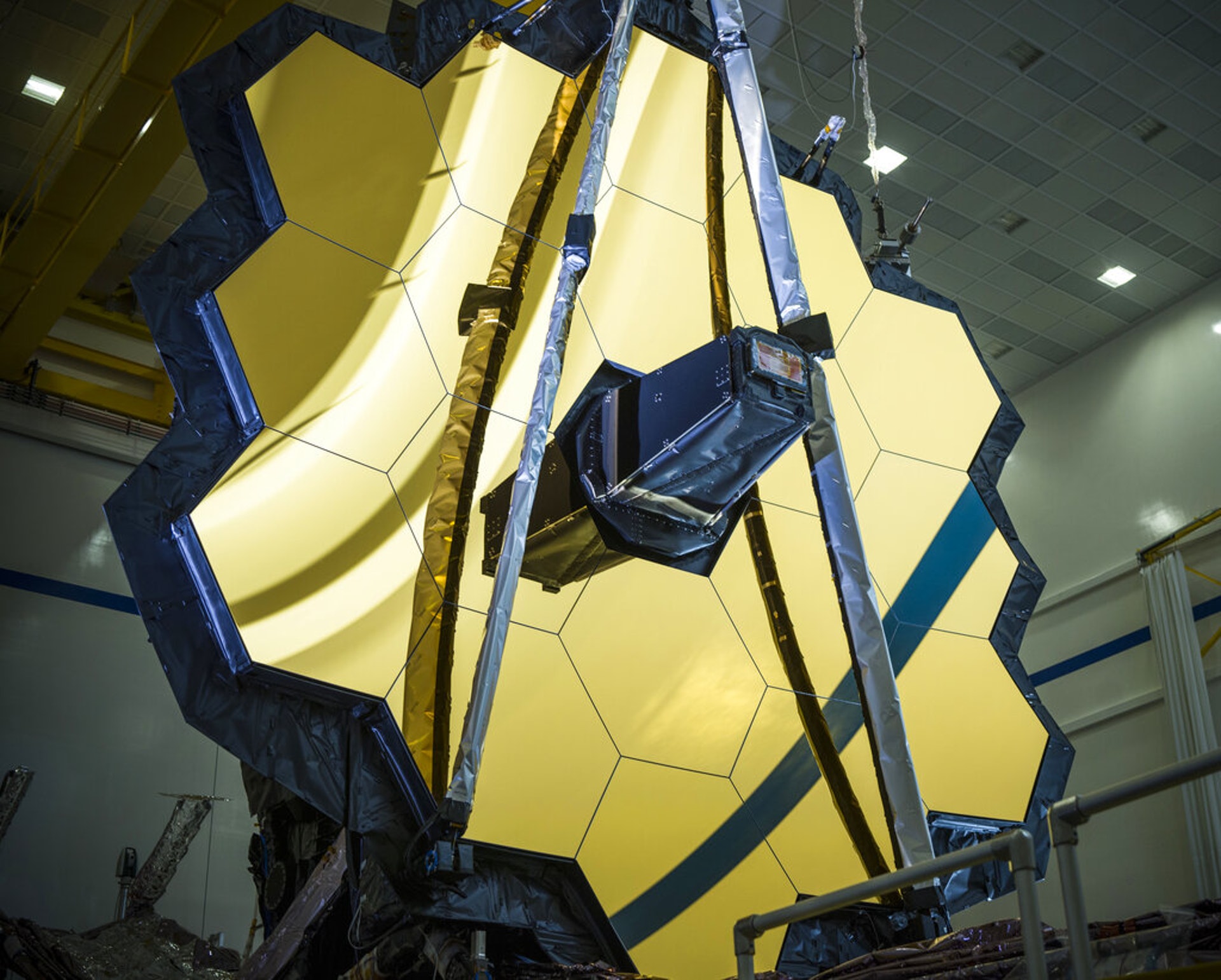去年12月25日發射、價值100億美元的詹姆斯韋伯太空望遠鏡(James Webb Telescope)被視為著名的哈伯太空望遠鏡(Hubble Space Telescope)的繼任者,此次收集太空景象也標誌著其科學行動的正式開展。(美聯社) 去年12月25日發射、價值100億美元的詹姆斯韋伯太空望遠鏡(James Webb Telescope)被視為著名的哈伯太空望遠鏡(Hubble Space Telescope)的繼任者,此次收集太空景象也標誌著其科學行動的正式開展。(美聯社)
