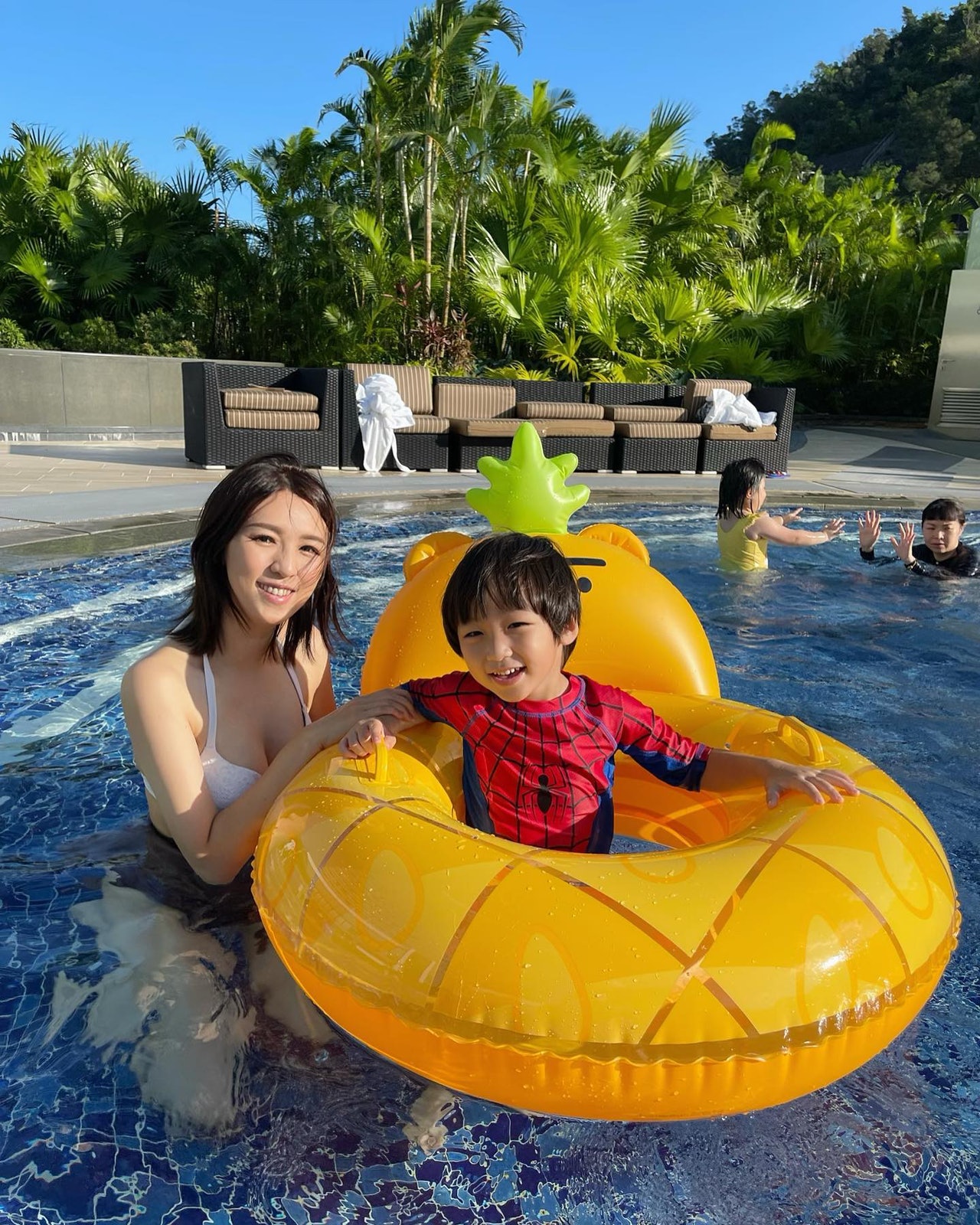 孫慧雪生日一家三口到酒店Staycation,炎熱天氣下少不免到泳池暢泳。(IG:@Snow711) 孫慧雪生日一家三口到酒店Staycation,炎熱天氣下少不免到泳池暢泳。(IG:@Snow711)