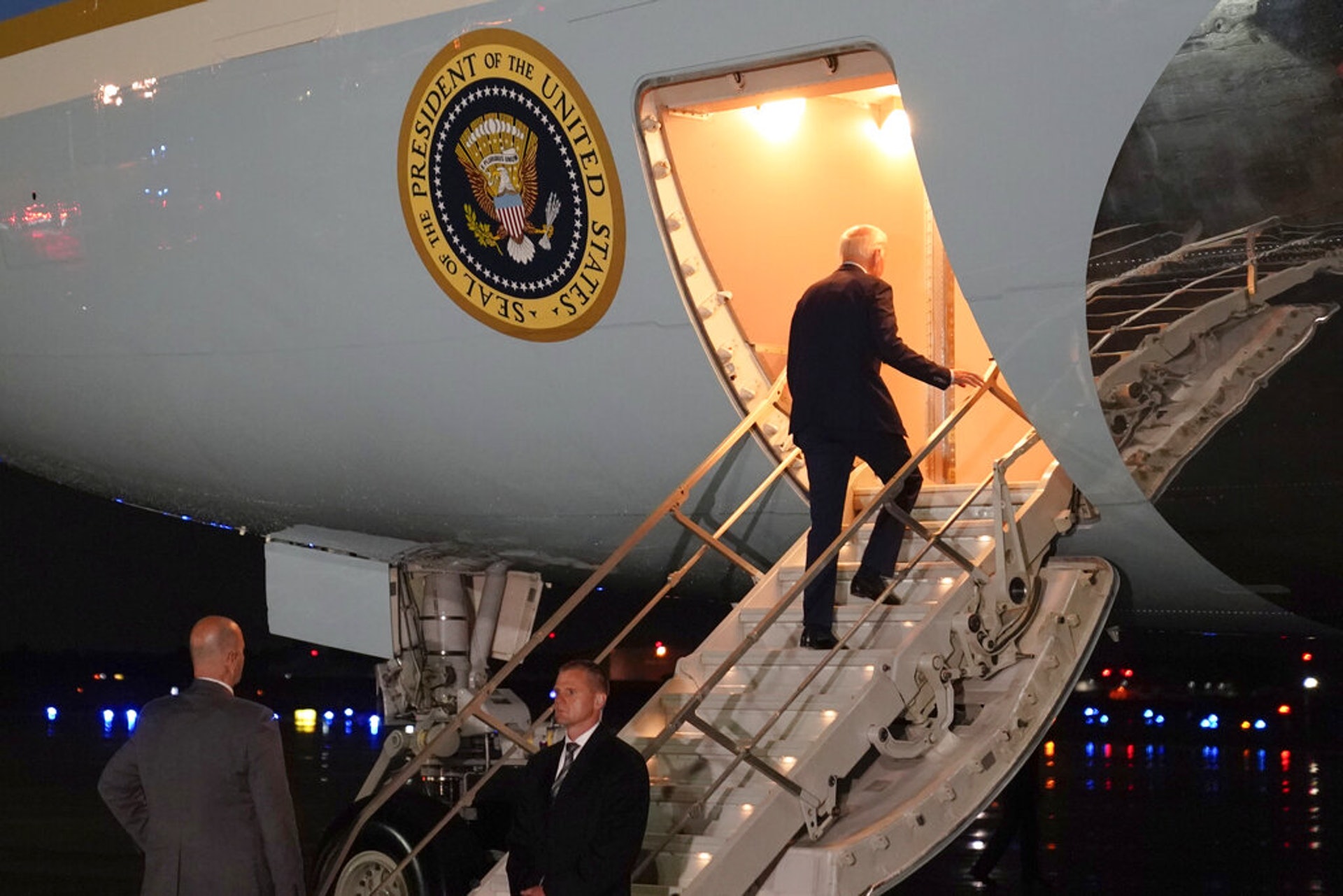 7月12日,拜登登上總統專機,開始到以色列和沙特的訪問。(AP) 7月12日,拜登登上總統專機,開始到以色列和沙特的訪問。(AP)