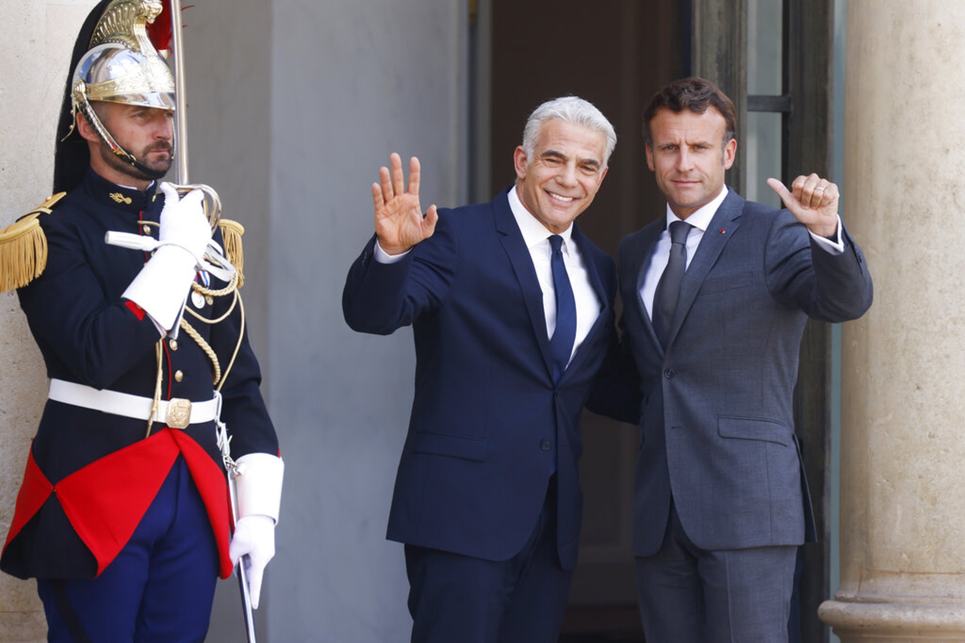 以色列新任過渡總理拉皮德7月初曾到訪法國，與馬克龍會面。馬克龍據稱曾在G7峰會上警告拜登，指沙特和阿聯酋的石油增產能力有限。（AP）
