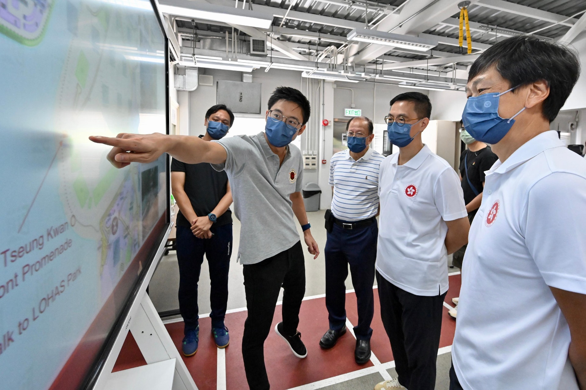 楊潤雄到訪賽馬會香港足球總會足球訓練中心,為港隊打氣。(政府新聞處) 楊潤雄到訪賽馬會香港足球總會足球訓練中心,為港隊打氣。(政府新聞處)