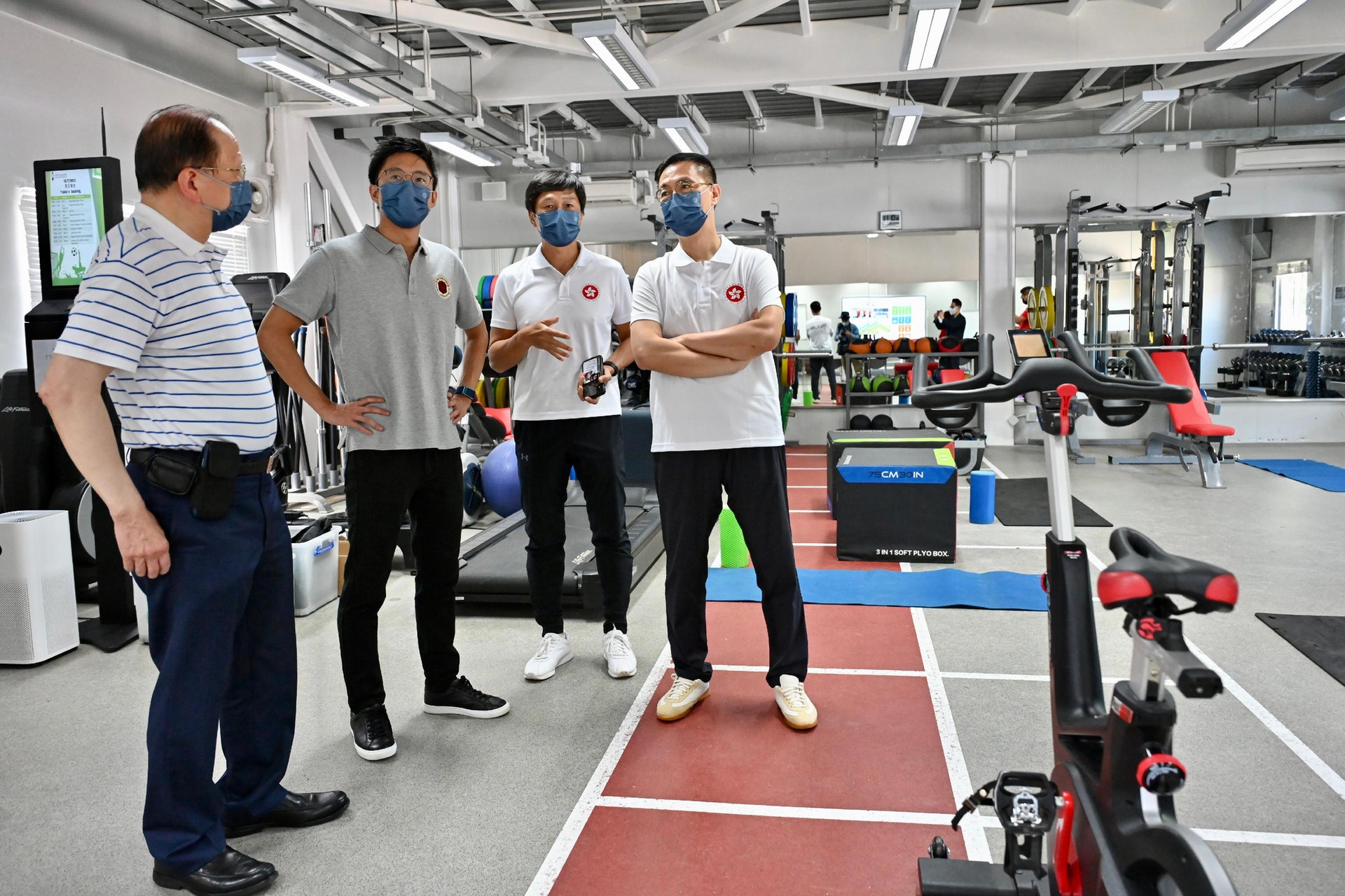 楊潤雄到訪賽馬會香港足球總會足球訓練中心,為港隊打氣。(政府新聞處) 楊潤雄到訪賽馬會香港足球總會足球訓練中心,為港隊打氣。(政府新聞處)