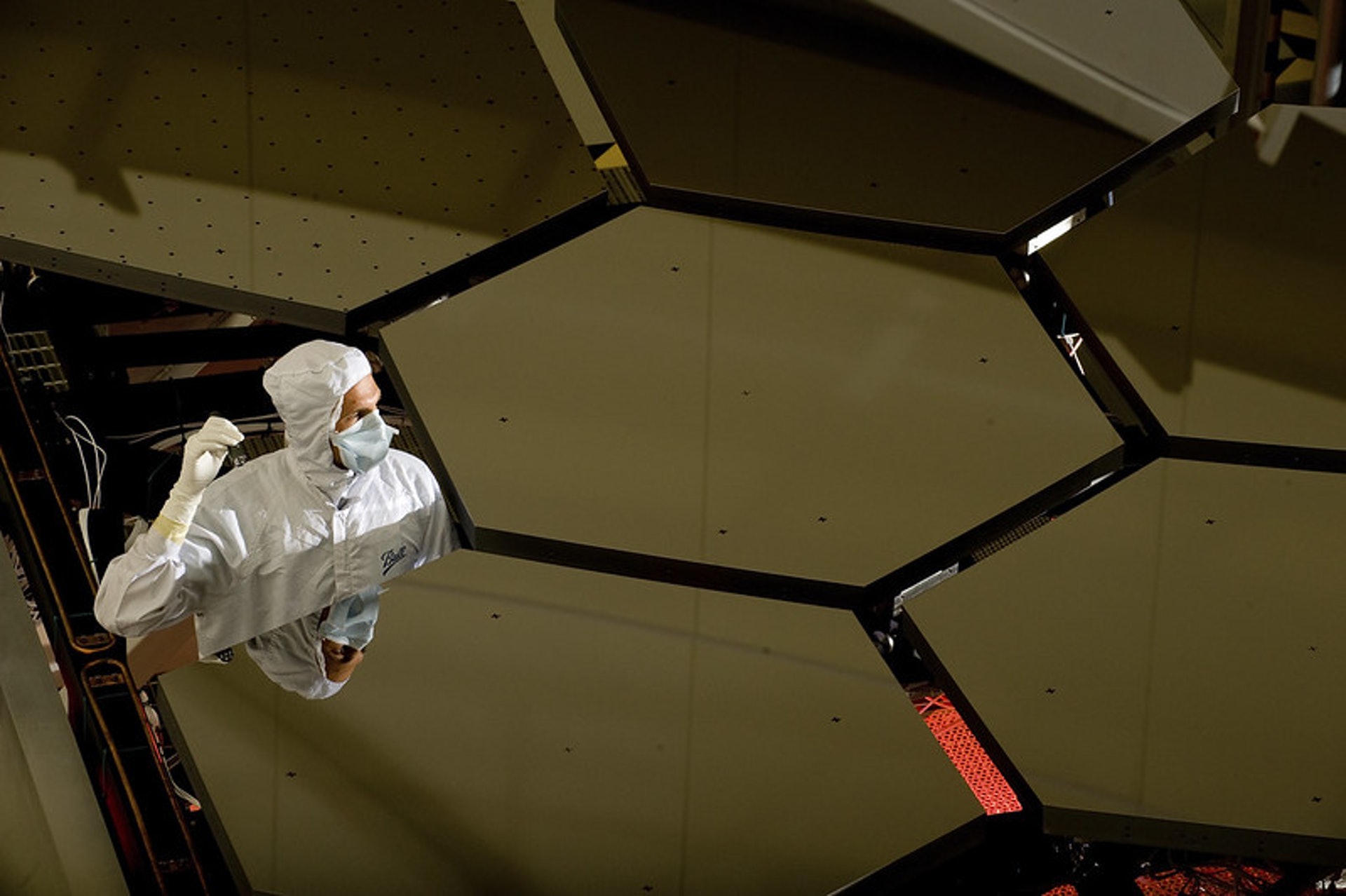 韋伯由18片以稀有金屬鈹製成的巨大六邊形子鏡構成。(NASA/JWST AND HST TEAMS) 韋伯由18片以稀有金屬鈹製成的巨大六邊形子鏡構成。(NASA/JWST AND HST TEAMS)
