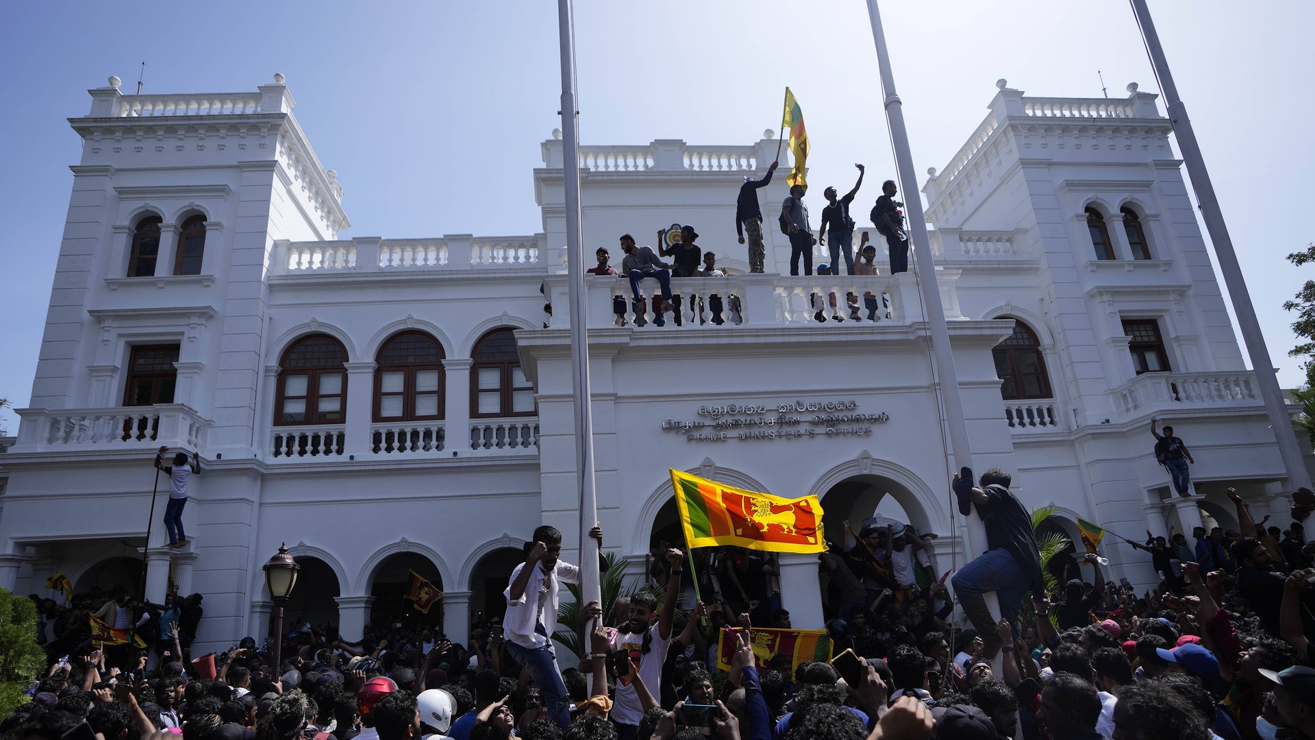 斯里蘭卡：圖為2022年7月13日，示威者佔領斯里蘭卡總理維克拉馬辛哈的辦公室，要求他辭職。（AP）