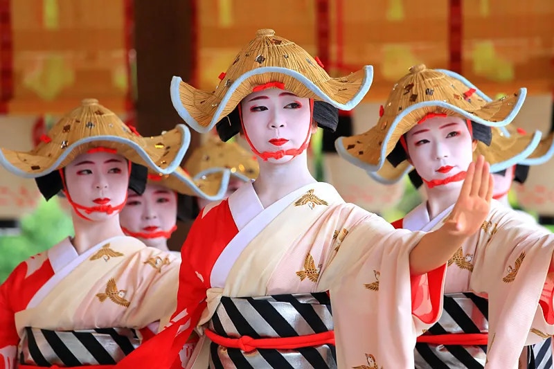藝妓花傘巡行: 藝妓穿著平安時代的服裝巡行, 最後在八坂神社前奉納舞踊　。（項明生提供圖片）