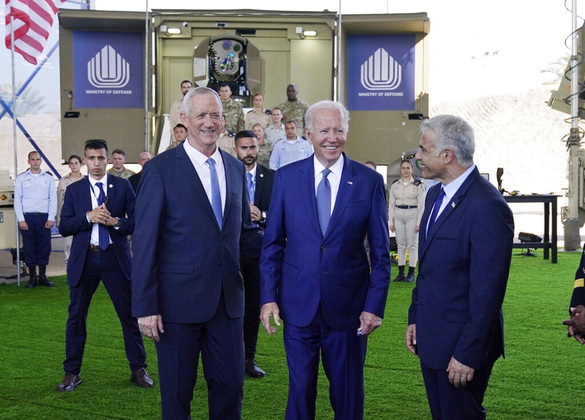 圖為拜登（中）2022年7月13日抵達特拉維夫，與以色列看守總理拉皮德（右）、以色列防長甘茨（左）會面（AP）