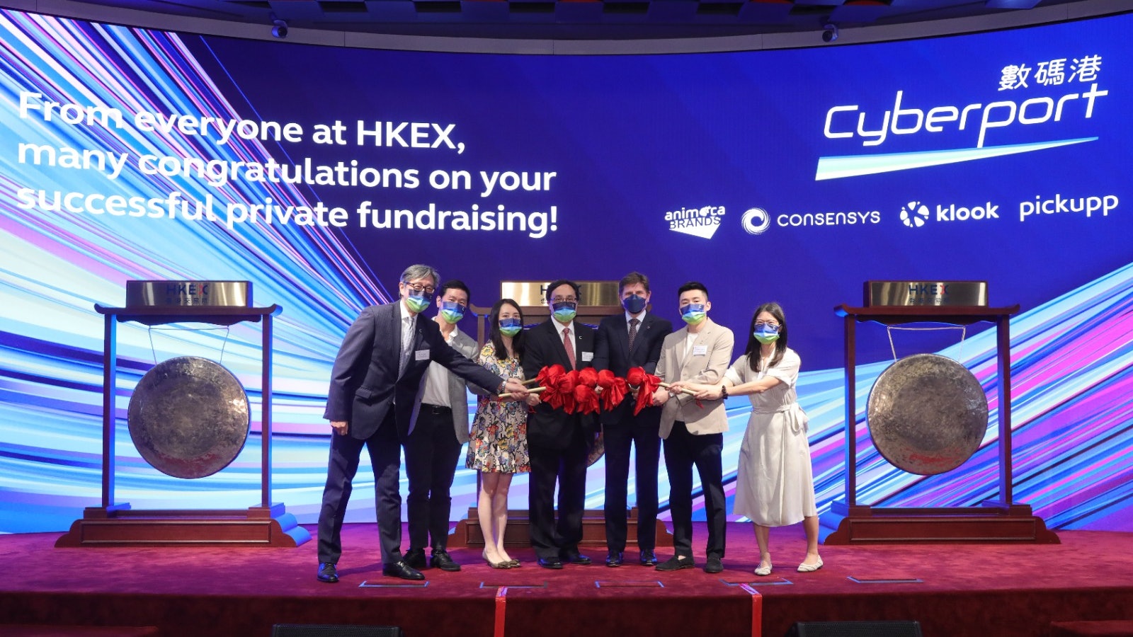 數碼港社群初創參加香港交易所收市敲鑼慶祝儀式 數碼港社群初創參加香港交易所收市敲鑼慶祝儀式