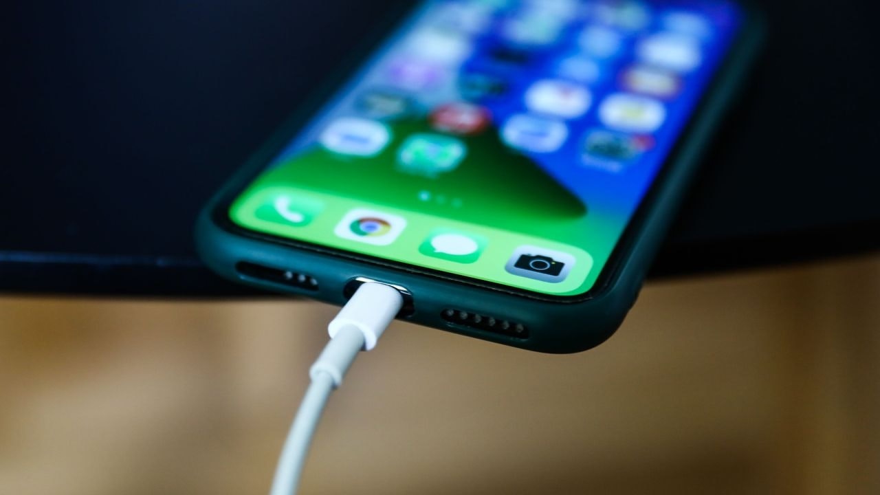 如果iPhone用家臨急出門才發現手機電量不足，以下有10助可以令緊急快充更高效。