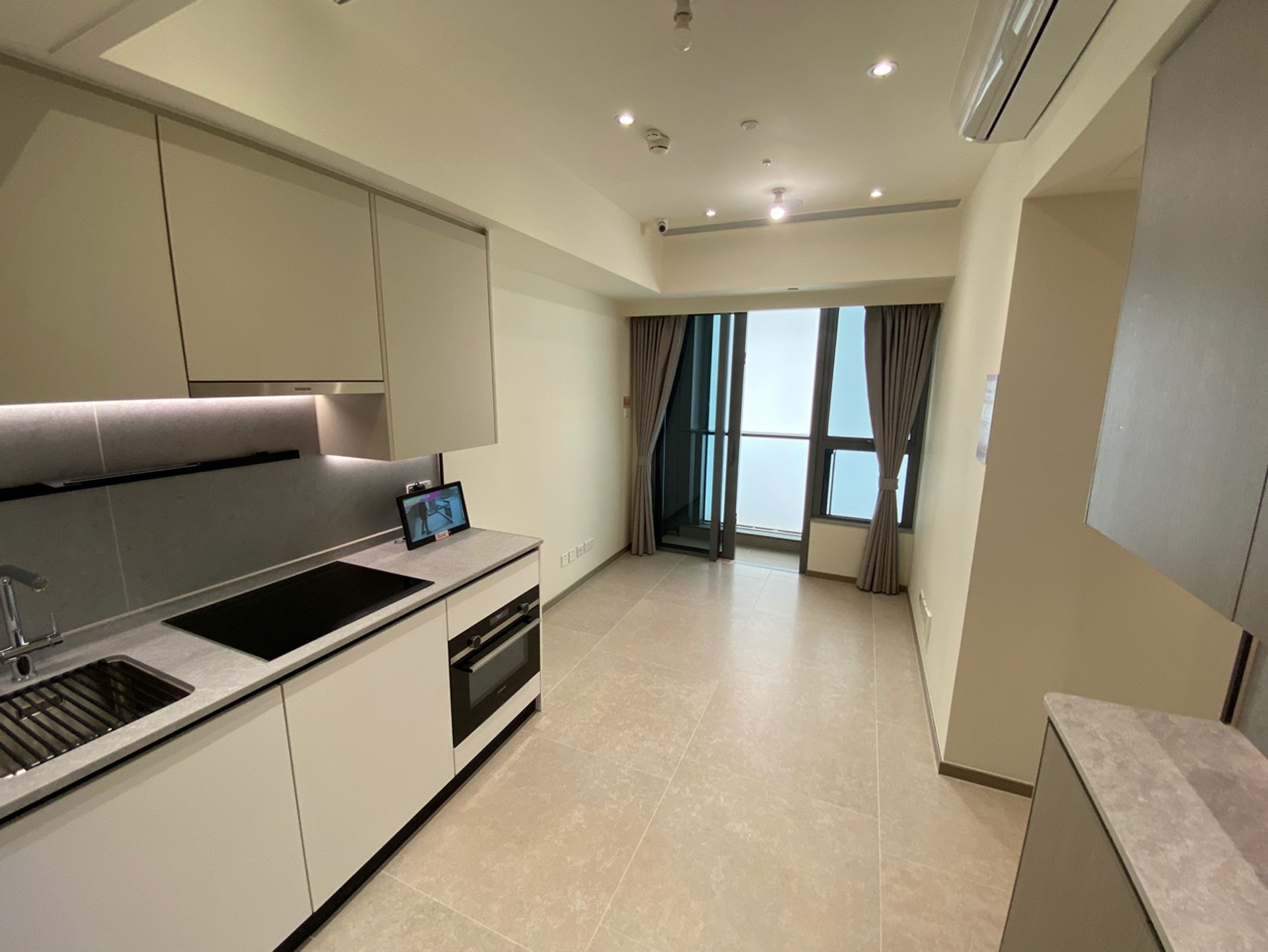 交樓標準示範單位,參照1座18樓P室搭建,客飯廳呈長形。(陳芷晴攝) 交樓標準示範單位,參照1座18樓P室搭建,客飯廳呈長形。(陳芷晴攝)