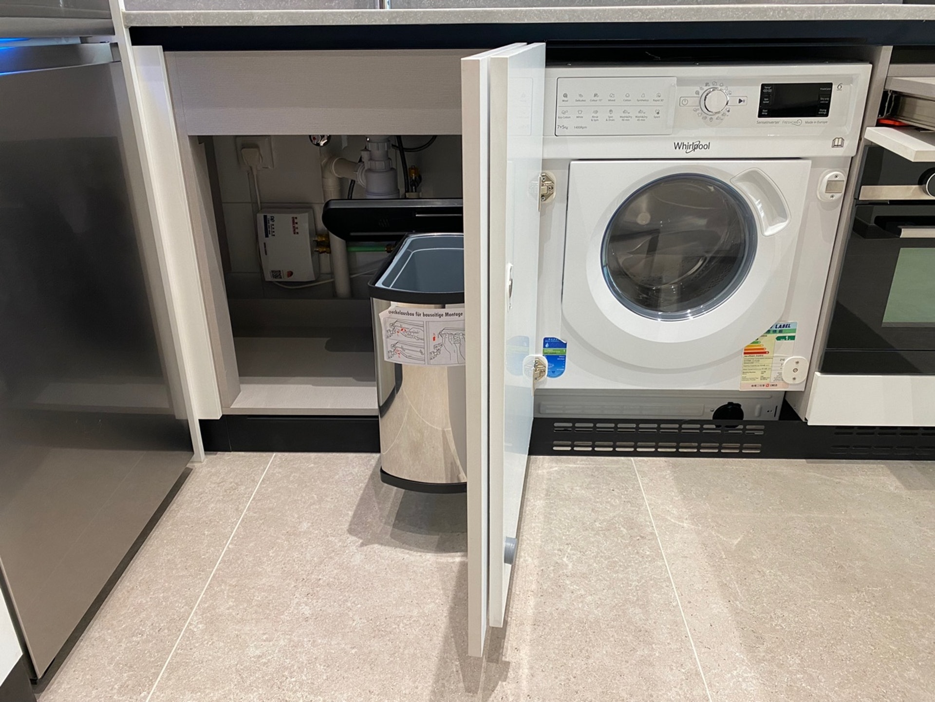 廚櫃內有洗衣機。(陳芷晴攝) 廚櫃內有洗衣機。(陳芷晴攝)