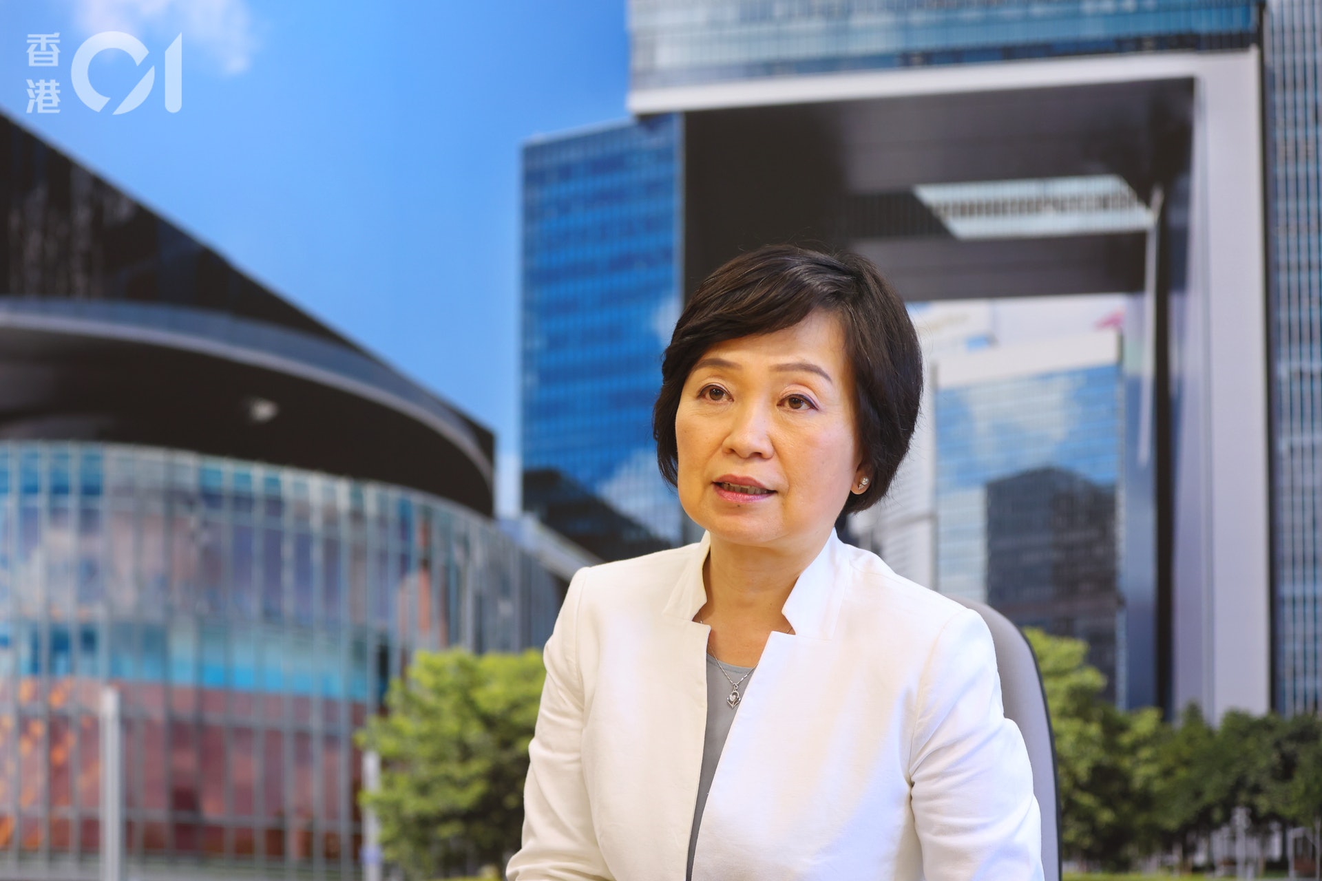 教育局局長蔡若蓮上任後接受多間傳媒訪問,談及學生和教師移民、學生人數減少出現的縮班殺校危機、普通話教中文、以及物色副局長人選事項。(羅君豪攝) 教育局局長蔡若蓮上任後接受多間傳媒訪問,談及學生和教師移民、學生人數減少出現的縮班殺校危機、普通話教中文、以及物色副局長人選事項。(羅君豪攝)
