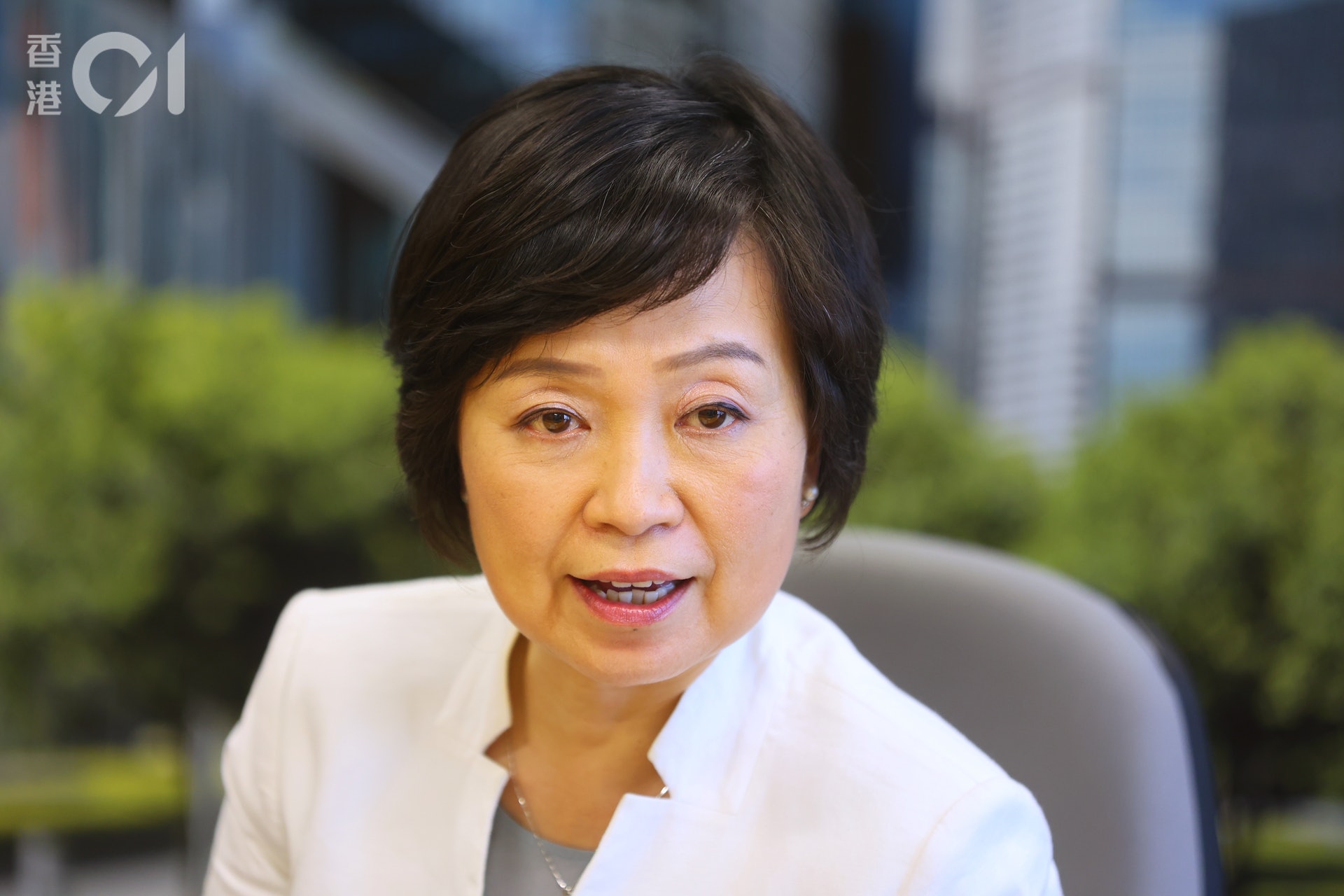 教育局局長蔡若蓮上任後接受多間傳媒訪問,談及學生和教師移民、學生人數減少出現的縮班殺校危機、普通話教中文、以及物色副局長人選事項。(羅君豪攝) 教育局局長蔡若蓮上任後接受多間傳媒訪問,談及學生和教師移民、學生人數減少出現的縮班殺校危機、普通話教中文、以及物色副局長人選事項。(羅君豪攝)