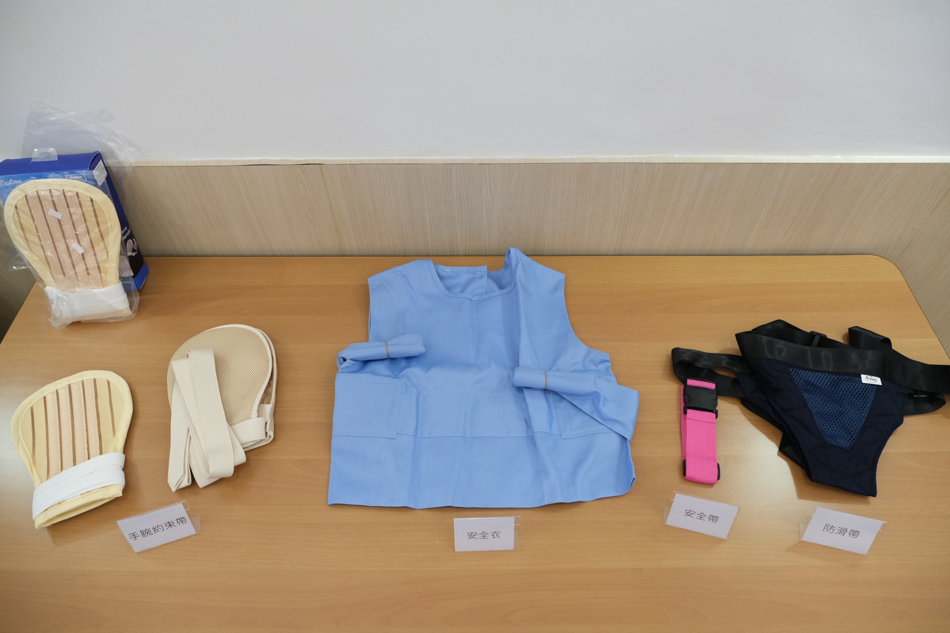 安老院舍普遍存在約束長者身體的做法,工具包括手腕約束帶、安全帶、約束衣、T字防滑帶。(盧翊銘攝) 安老院舍普遍存在約束長者身體的做法,工具包括手腕約束帶、安全帶、約束衣、T字防滑帶。(盧翊銘攝)