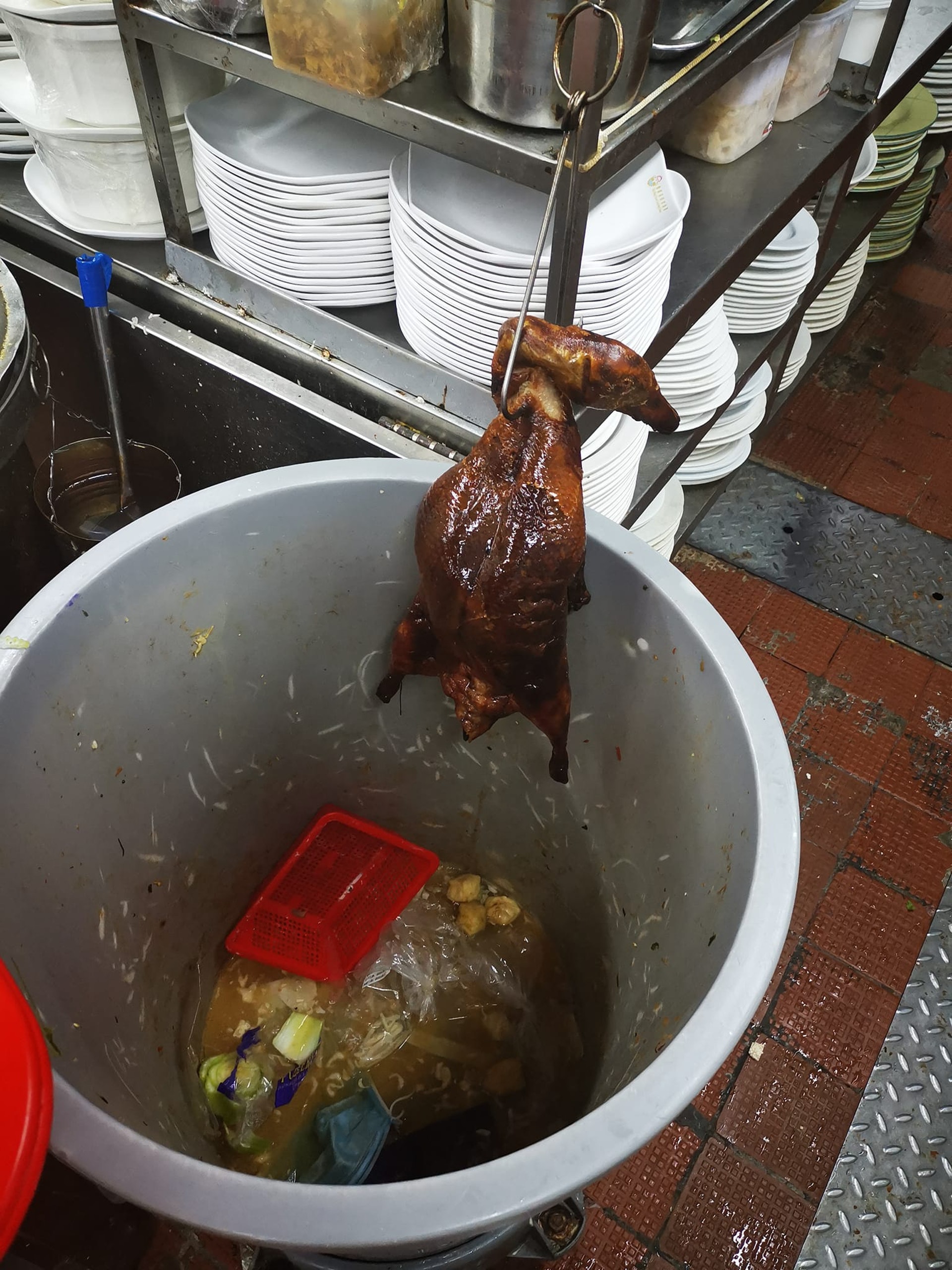 涉事酒樓竟把燒鵝直接掛在垃圾桶內,垃圾桶底部則裝有噁心的廚餘。(巴打絲打「00九吹專區」Facebook Club) 涉事酒樓竟把燒鵝直接掛在垃圾桶內,垃圾桶底部則裝有噁心的廚餘。(巴打絲打「00九吹專區」Facebook Club)
