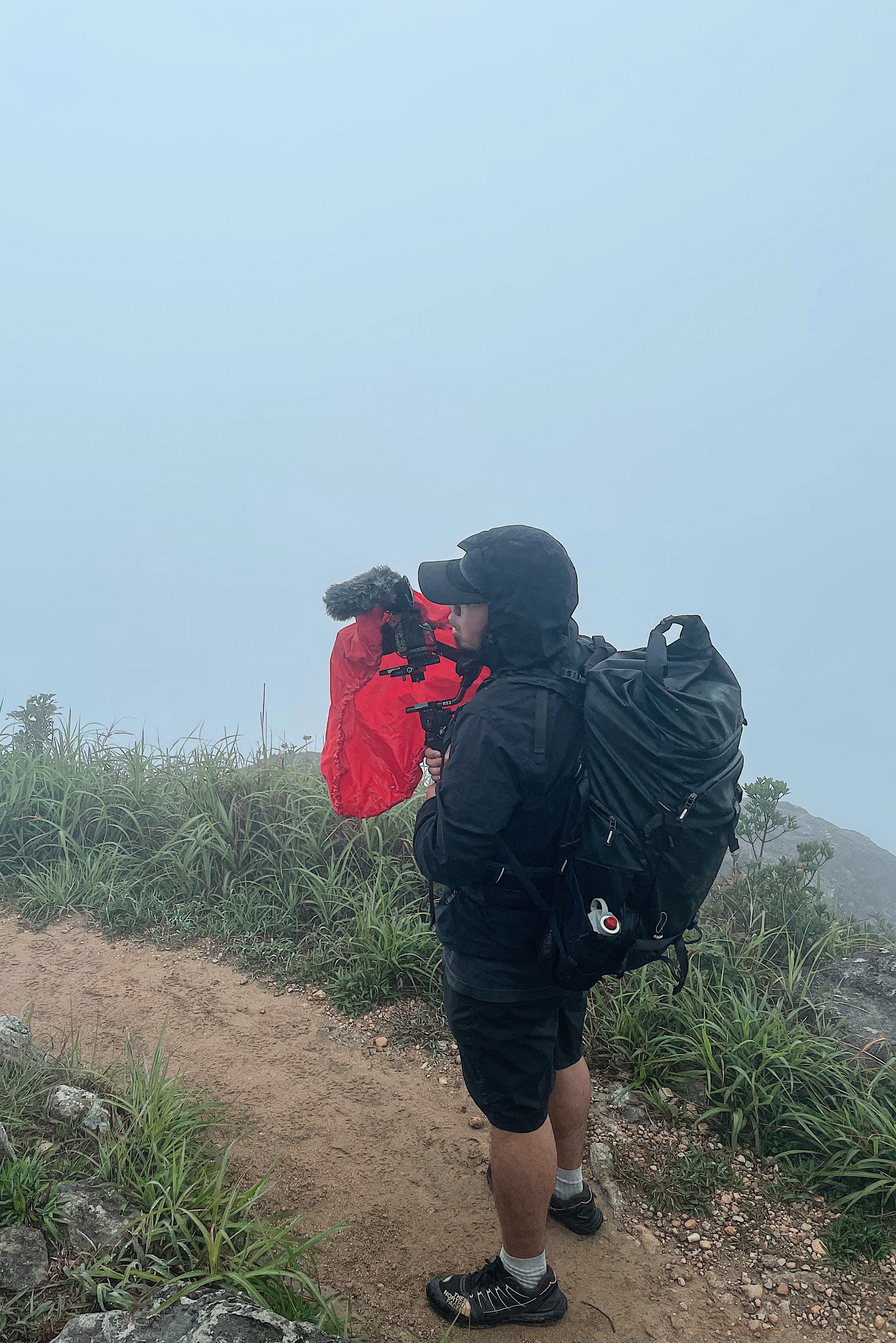 Vincent攀山涉水,承受風吹雨打,為運動員拍下挑戰時刻。(受訪者提供) Vincent攀山涉水,承受風吹雨打,為運動員拍下挑戰時刻。(受訪者提供)
