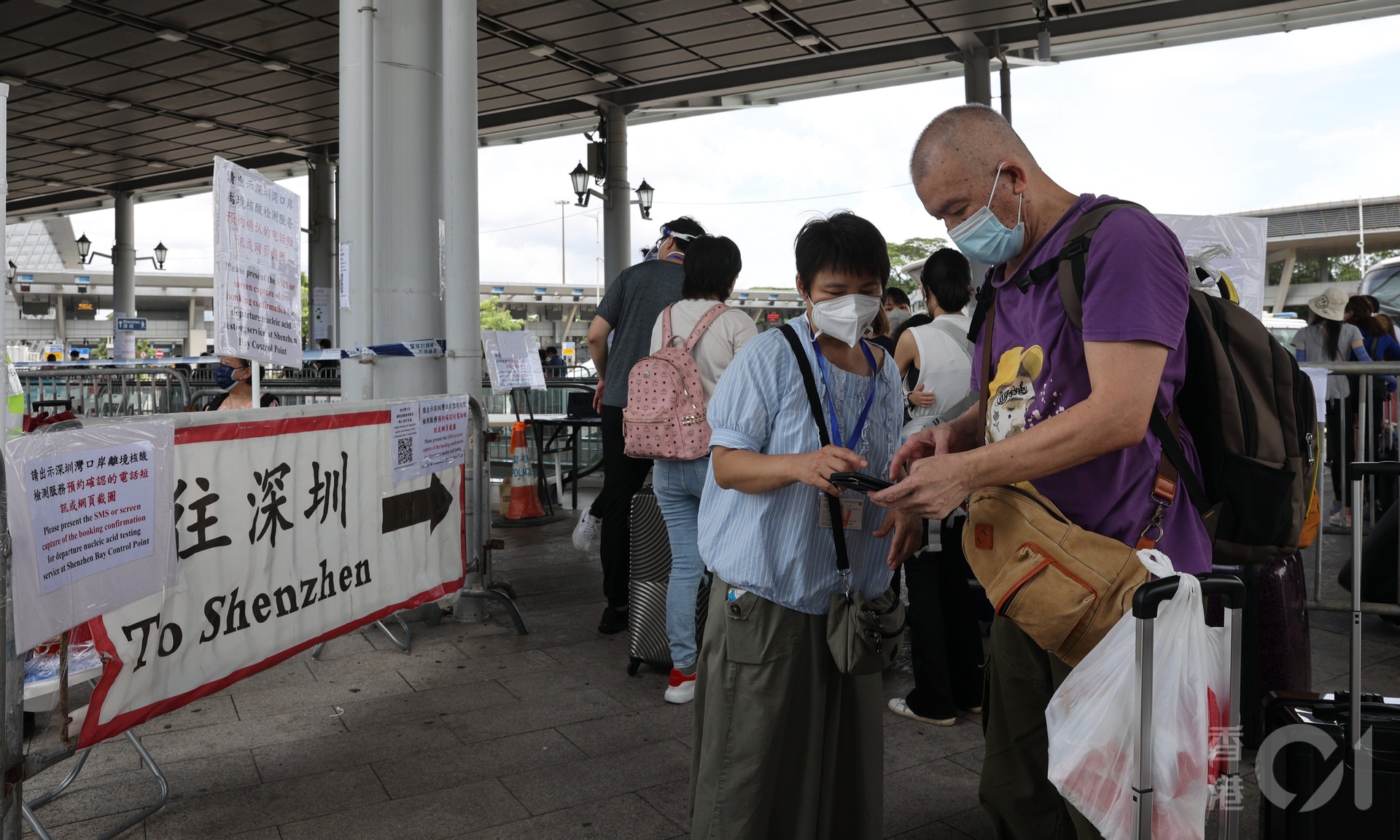 旅客需出示預約短訊或截圖,並且要符合相關時段才能進入檢測區。(余俊亮攝) 旅客需出示預約短訊或截圖,並且要符合相關時段才能進入檢測區。(余俊亮攝)