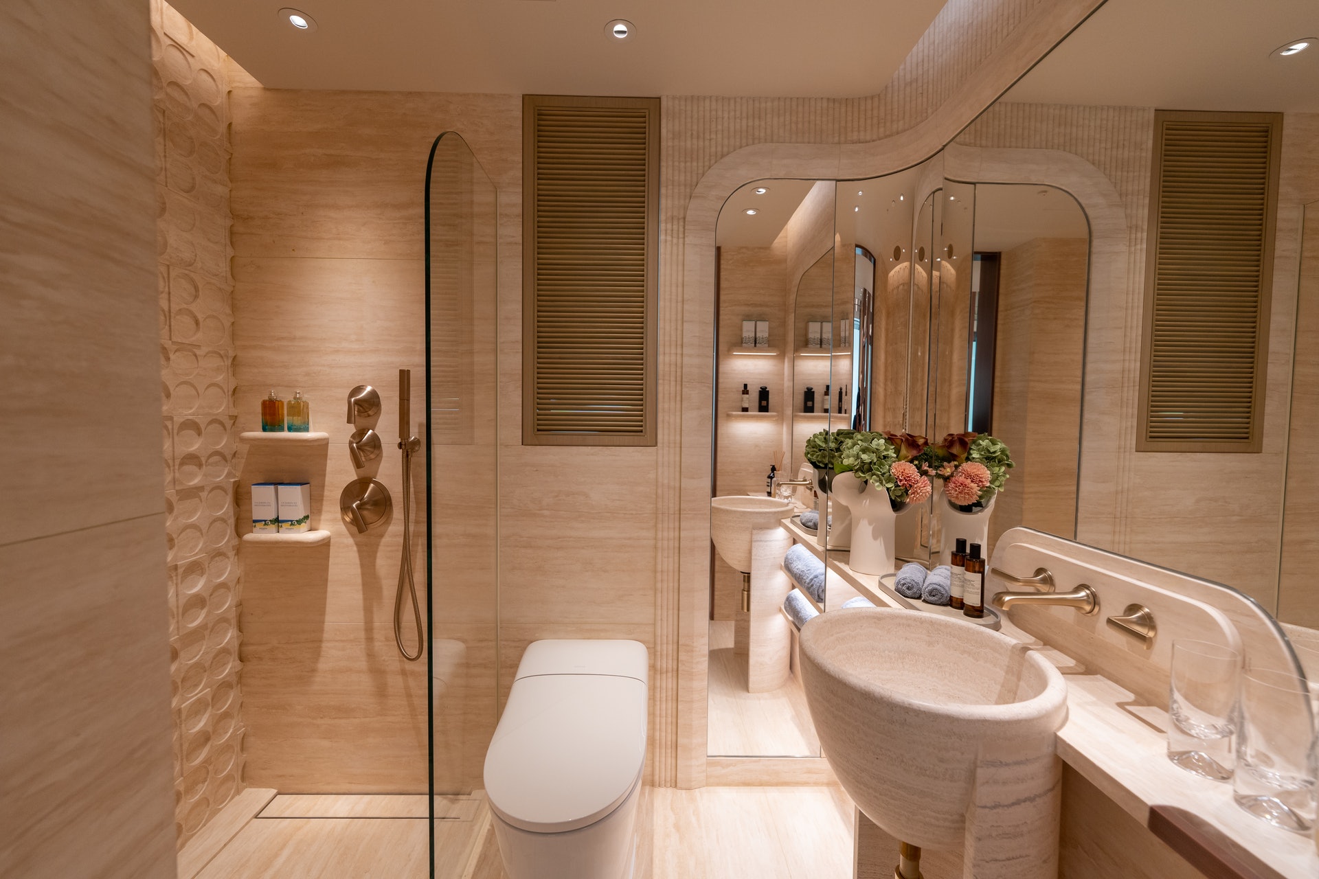 浴室洗手盤及鏡身，均以流線形設計。