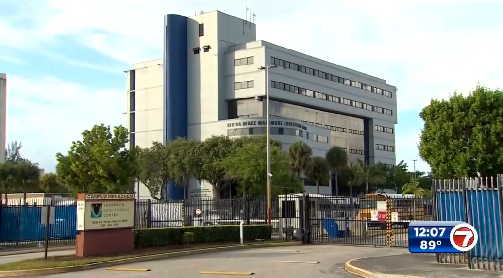 事發於當地幼稚園外，男童父母都是中心內職員。（wsvn新聞截圖）