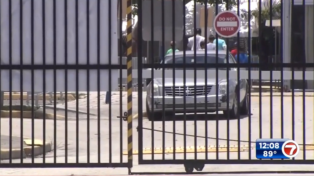 警方指男童父親不小心將他遺留車上，長達6小時。（wsvn新聞截圖）