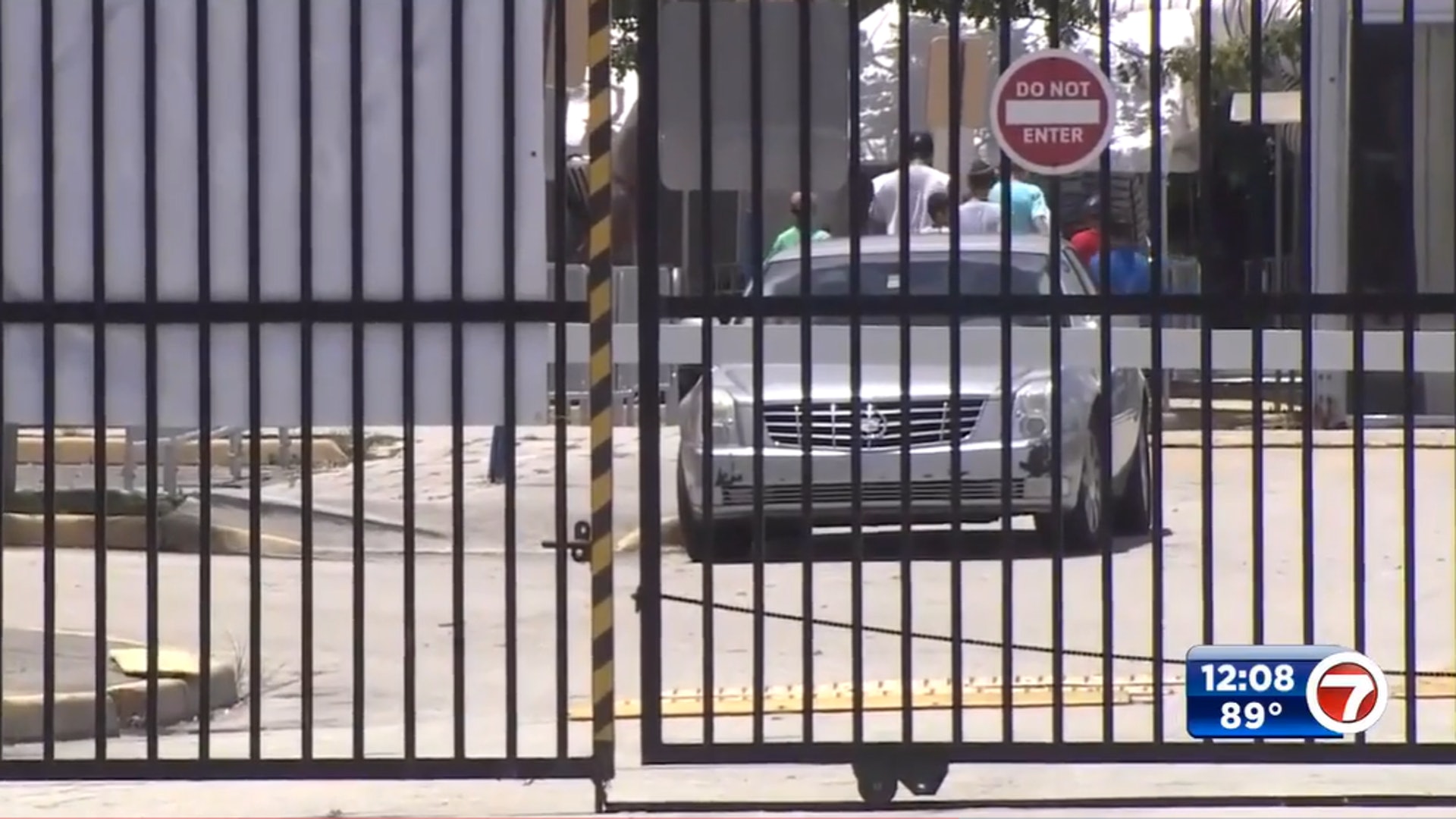 警方指男童父親不小心將他遺留車上,長達6小時。(wsvn新聞截圖)