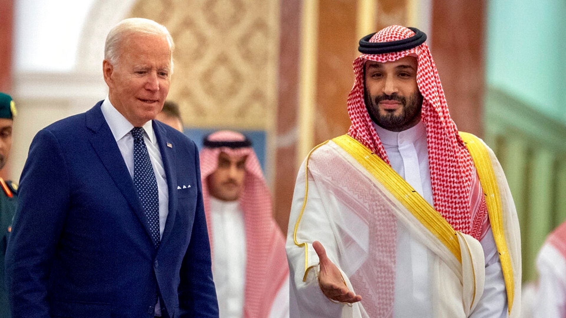 美國總統拜登7月15日抵達沙特紅海城市吉達的阿薩拉姆王宮，與沙特王儲穆罕默德會面。（AP）