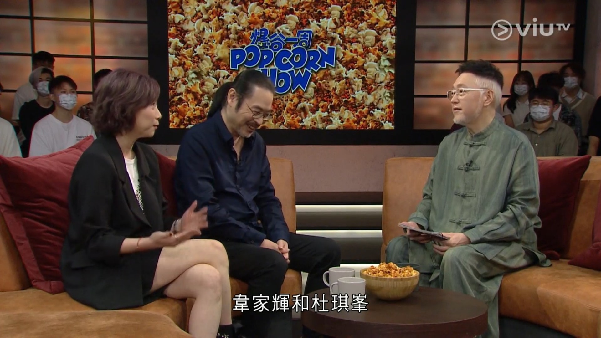 韋家輝(中)攜《神探大戰》的監製朱淑儀出席《爆谷一周》節目。(《爆谷一周》節目截圖) 韋家輝(中)攜《神探大戰》的監製朱淑儀出席《爆谷一周》節目。(《爆谷一周》節目截圖)