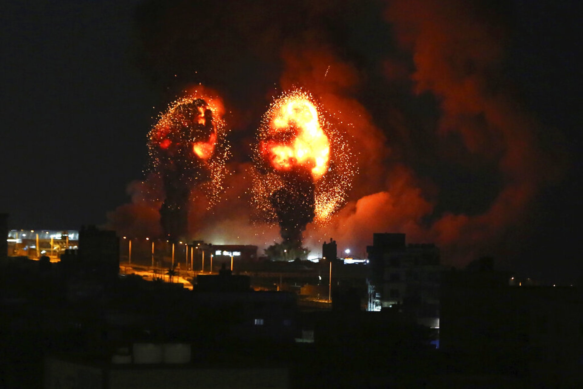 一把衝突：圖為7月16日，以色列空襲加沙地帶後，現場火光紅紅。（AP）