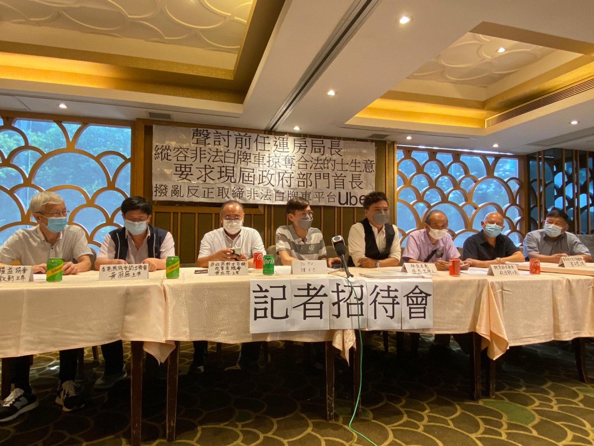 西北區的士司機從業員總會舉行記者會,聲討前運輸及房屋局局長陳帆縱容非法白牌車,掠奪合法的士生意,促請現屆政府部門首長能夠撥亂反正。(林澤鋒攝) 西北區的士司機從業員總會舉行記者會,聲討前運輸及房屋局局長陳帆縱容非法白牌車,掠奪合法的士生意,促請現屆政府部門首長能夠撥亂反正。(林澤鋒攝)
