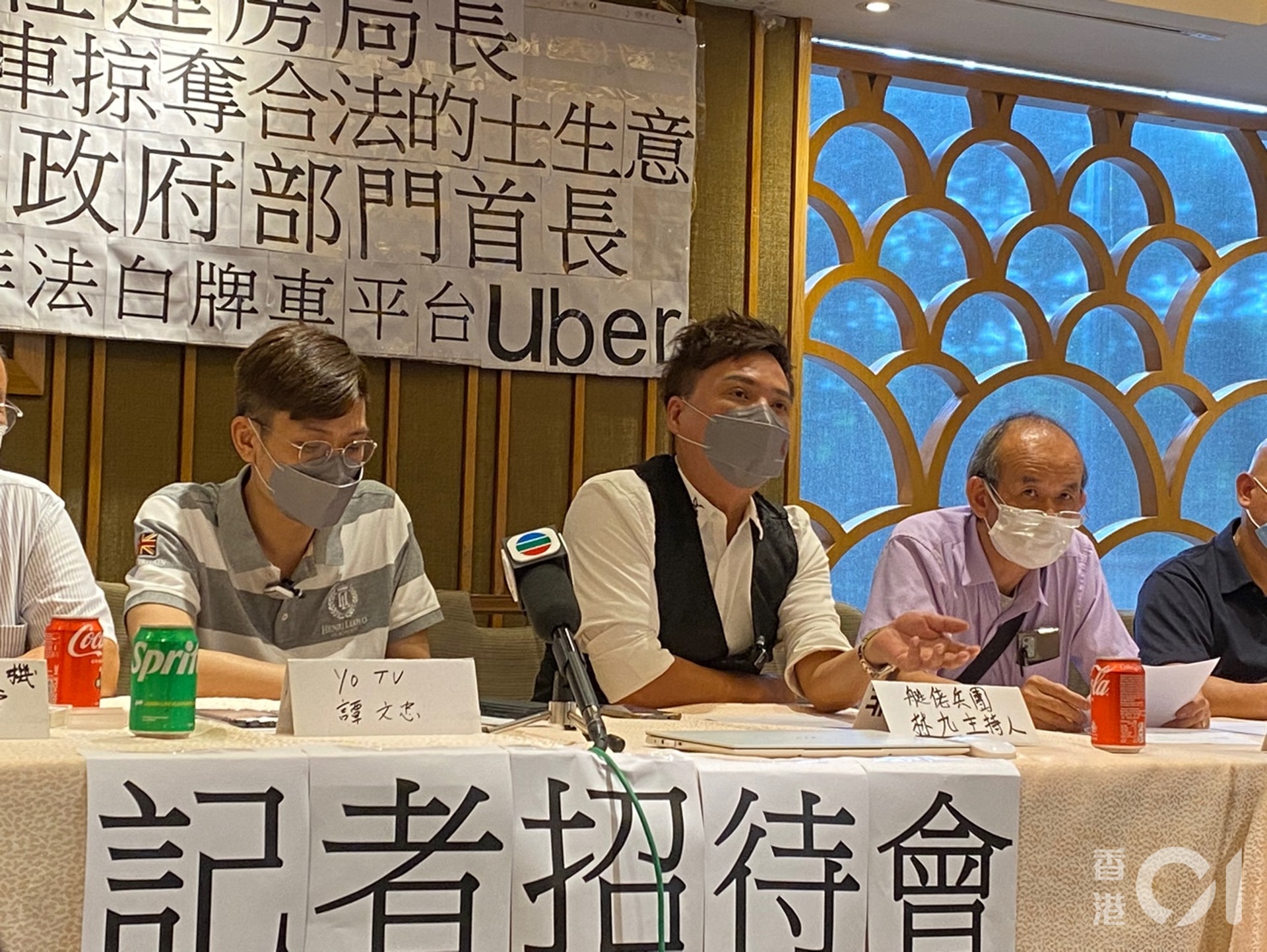 西北區的士司機從業員總會指出,非法網約車影響超過5萬個家庭的經濟收入,當司機為增加收入而超時工作,容易導致精神狀態不佳而發生交通意外,影響全港道路安全。(林澤鋒攝) 西北區的士司機從業員總會指出,非法網約車影響超過5萬個家庭的經濟收入,當司機為增加收入而超時工作,容易導致精神狀態不佳而發生交通意外,影響全港道路安全。(林澤鋒攝)