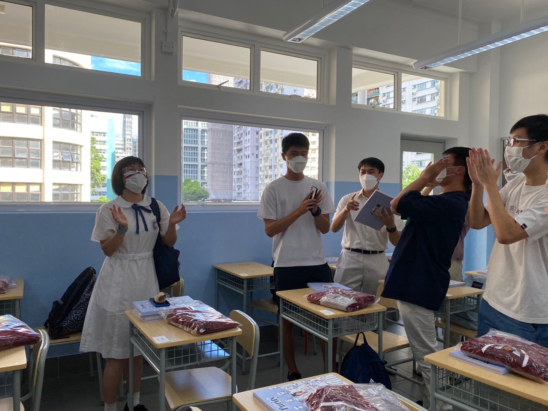 DSE中學文憑試7月20日放榜,培正中學焦采溢(左一)成為今年兩名女超級狀元之一。(冼茗慧攝) DSE中學文憑試7月20日放榜,培正中學焦采溢(左一)成為今年兩名女超級狀元之一。(冼茗慧攝)