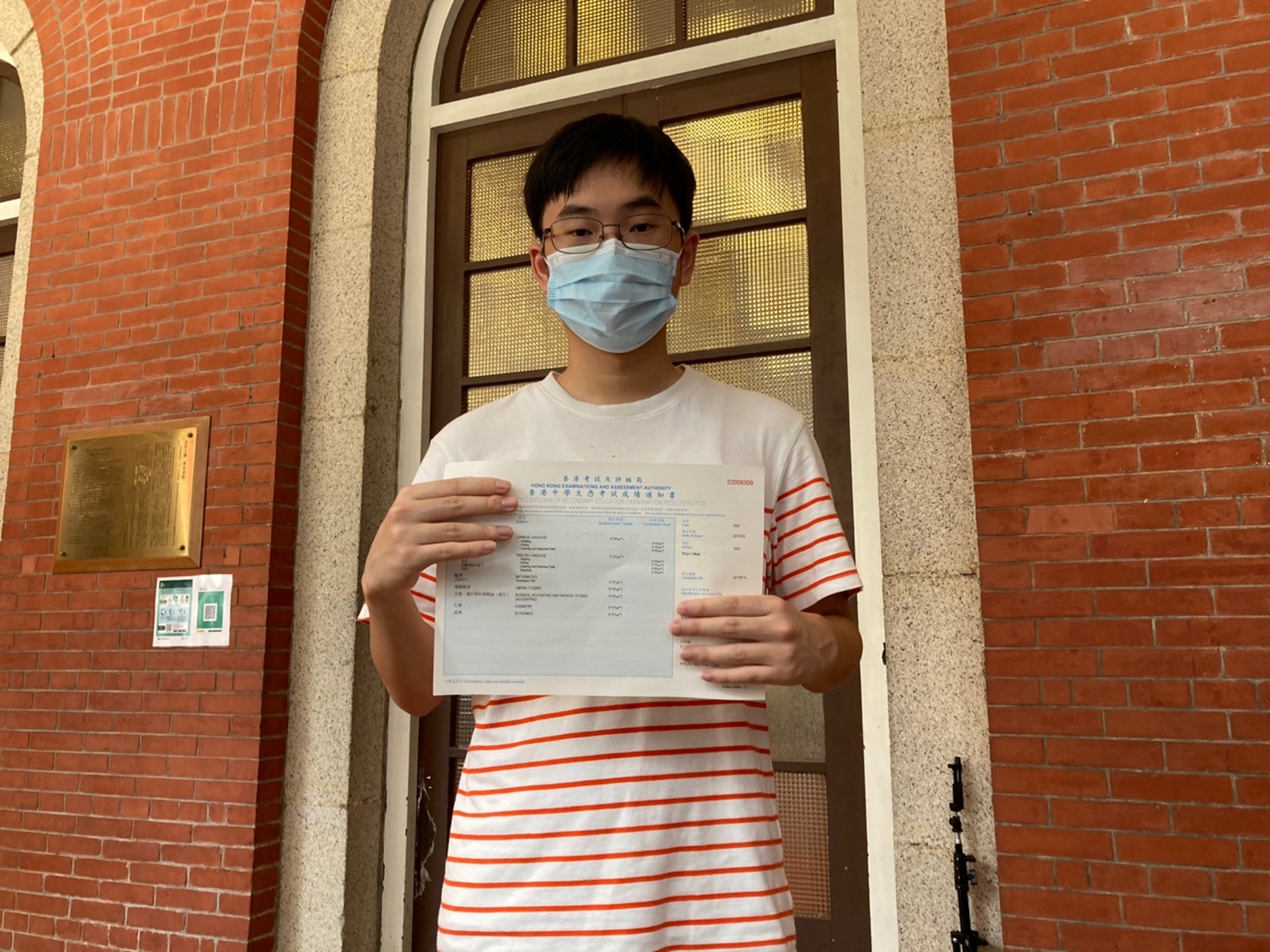 2022年DSE文憑試共有8人成為狀元,包括英皇書院學生甘仲軒。(郭曉晴攝) 2022年DSE文憑試共有8人成為狀元,包括英皇書院學生甘仲軒。(郭曉晴攝)